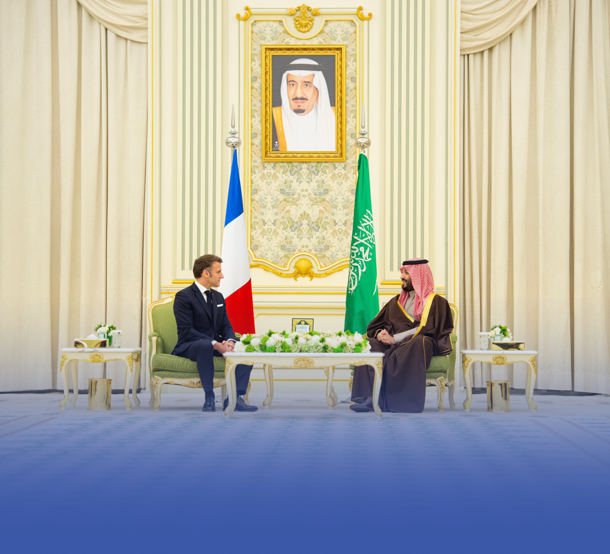 ولي العهد يستقبل ماكرون ويعقد معه لقاءً موسعاً