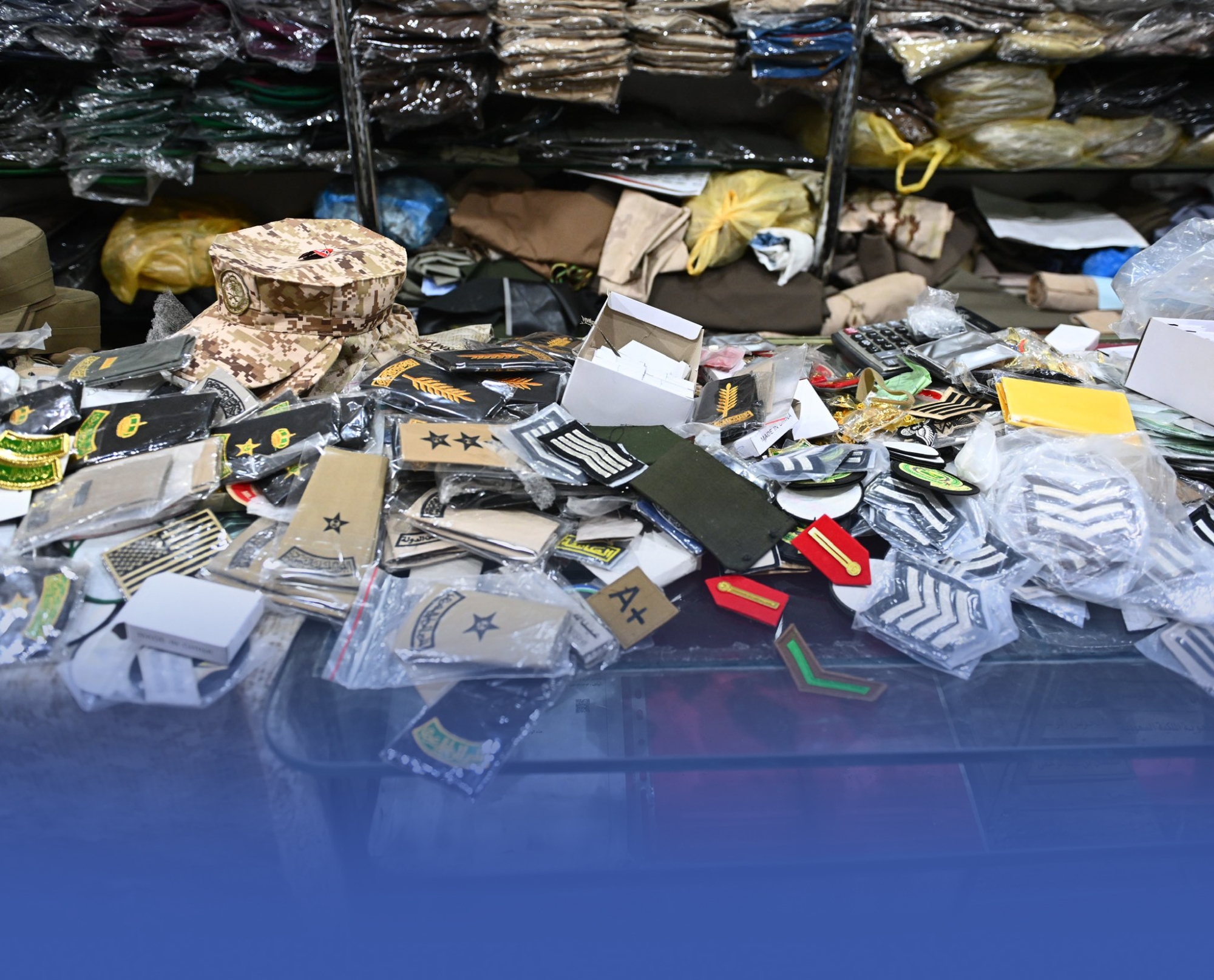 مصادرة 3 آلاف رتبة وشعارات عسكرية مخالفة بالرياض