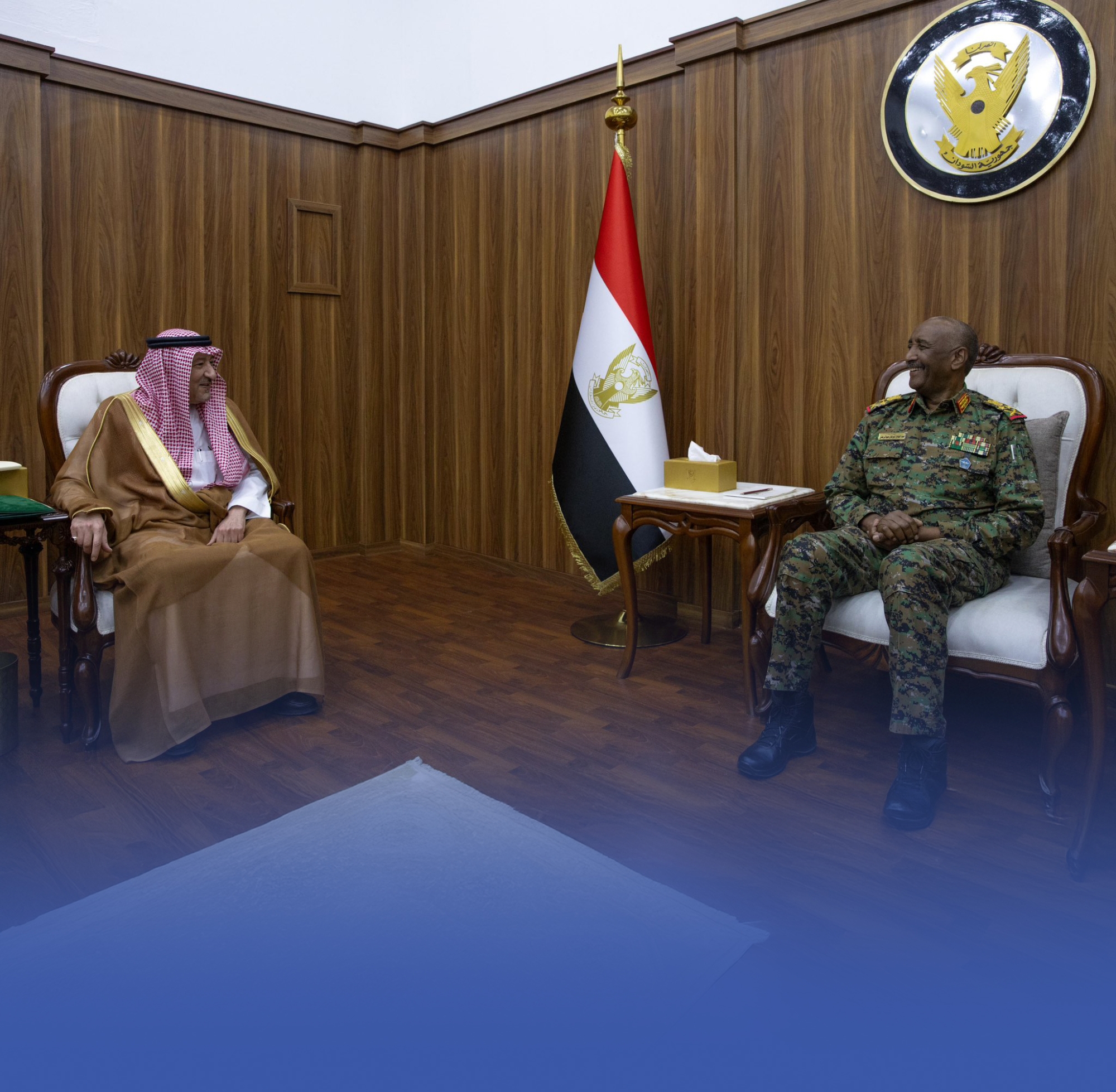 الخريجي يؤكد للبرهان حرص القيادة على عودة الأمن للسودان
