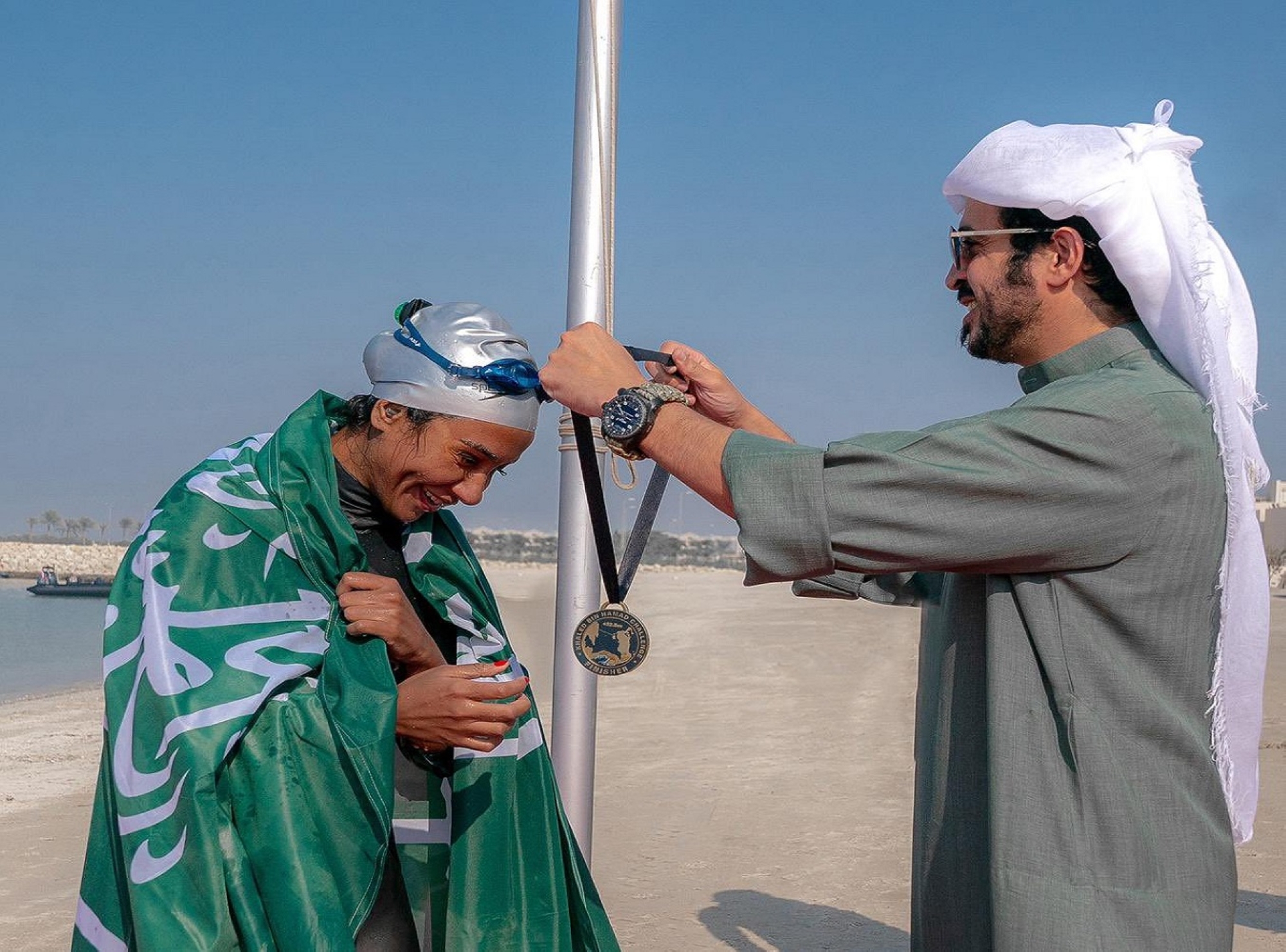 السباحة السعودية مريم بن لادن تجتاز تحدي خالد بن حمد