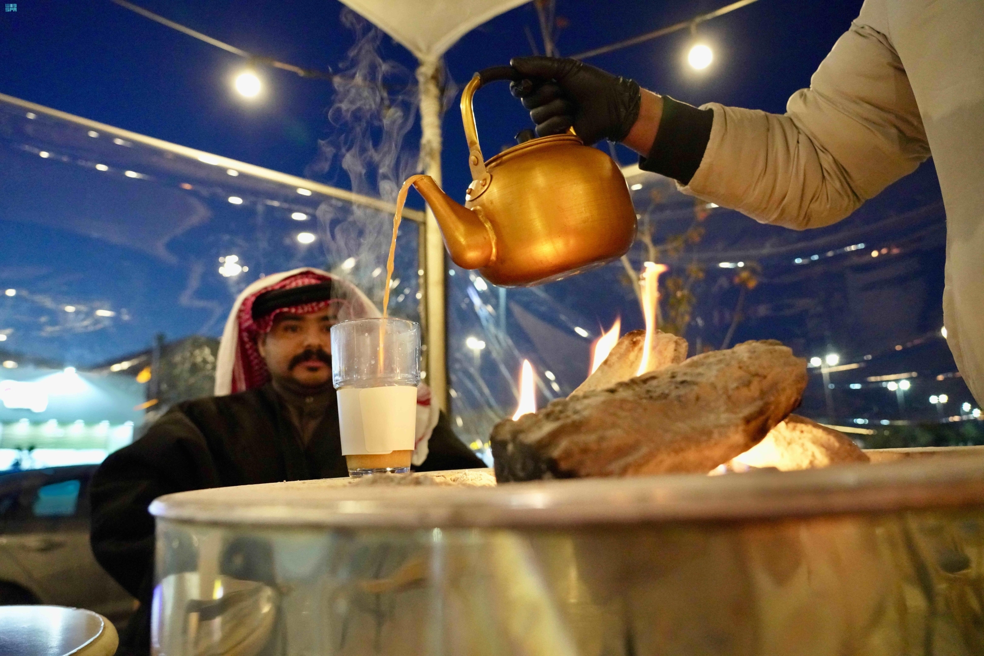 المشروبات الساخنة.. دفء الشتاء بنكهة التراث