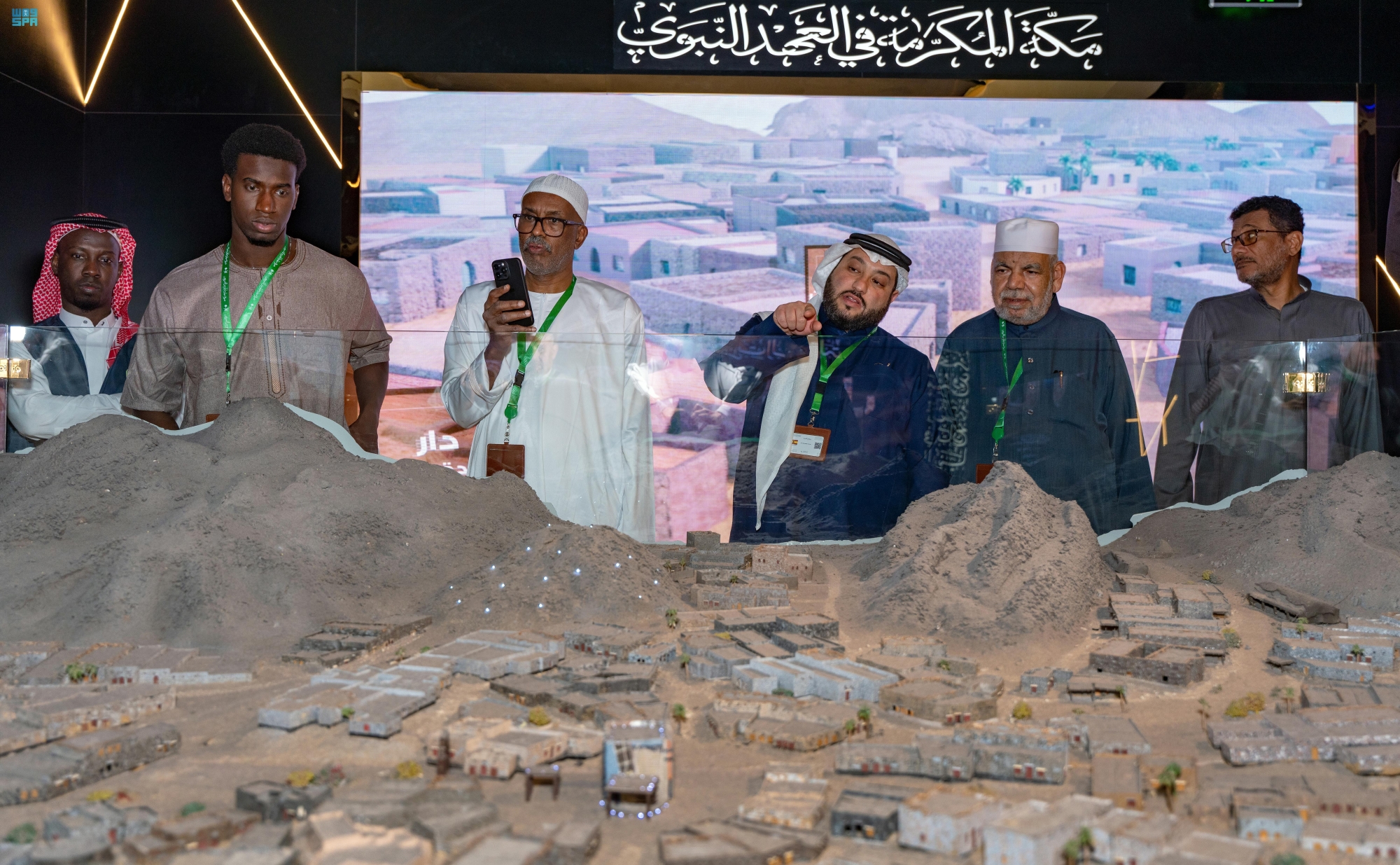 ضيوف برنامج خادم الحرمين الشريفين للعمرة والزيارة يزورون "المعرض الدولي للسيرة النبوية والحضارة الإسلامية"