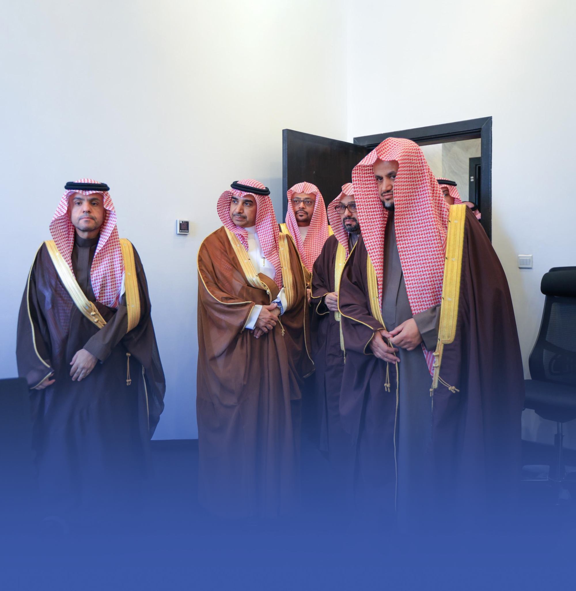 "المعجب" يطلع على تقنيات متطورة لتعزيز سرية الشهود وأمن البيانات
