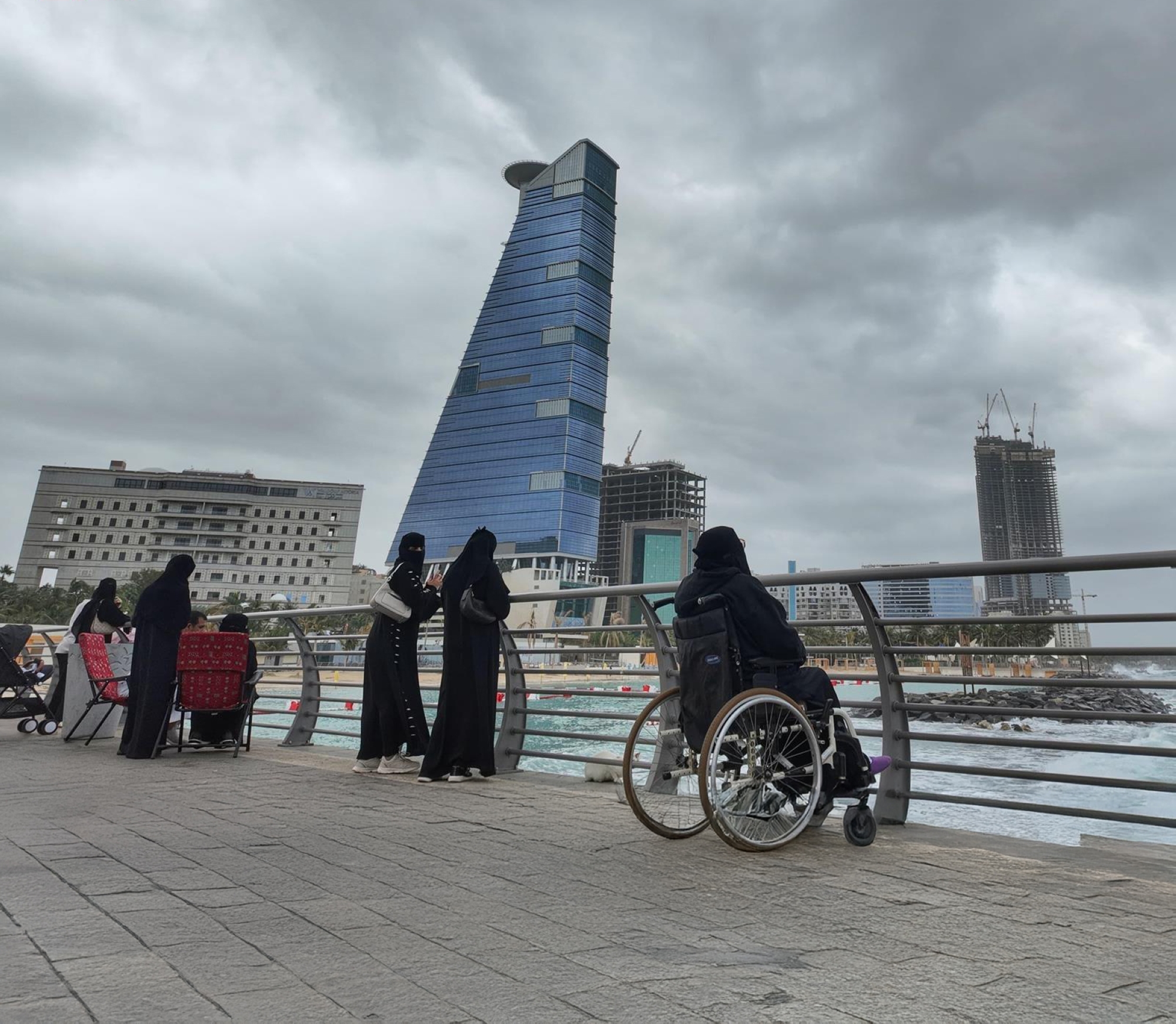 الأمطار تُضفي أجواء ساحرة على واجهة جدة