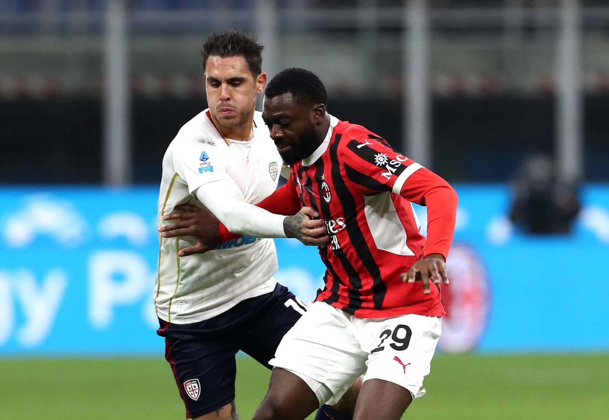 التعادل يسيطر على مباراة ميلان وكالياري في الدوري الإيطالي