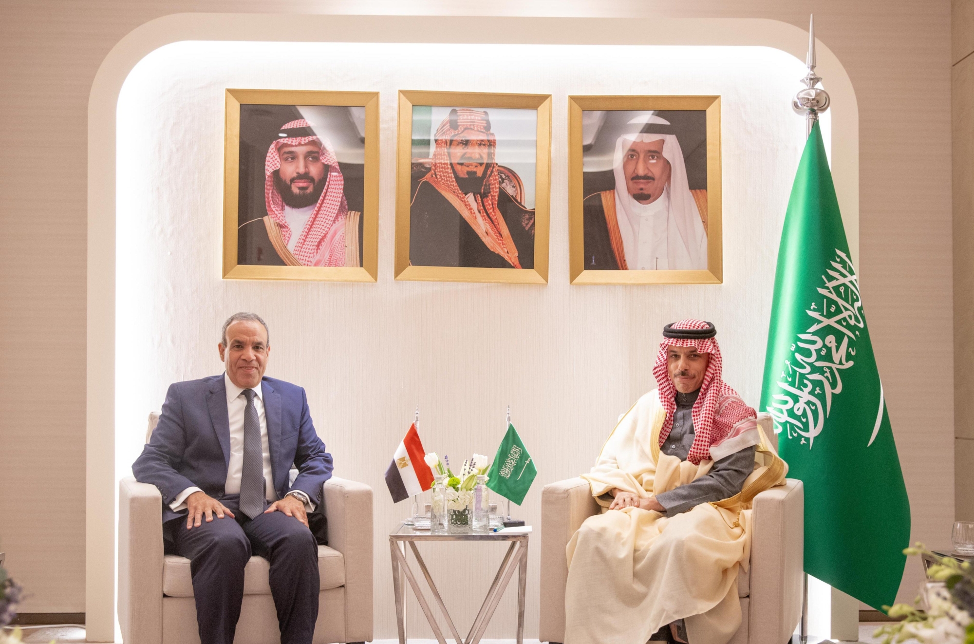 وزير الخارجية يلتقي نظراءه بعدد من الدول
