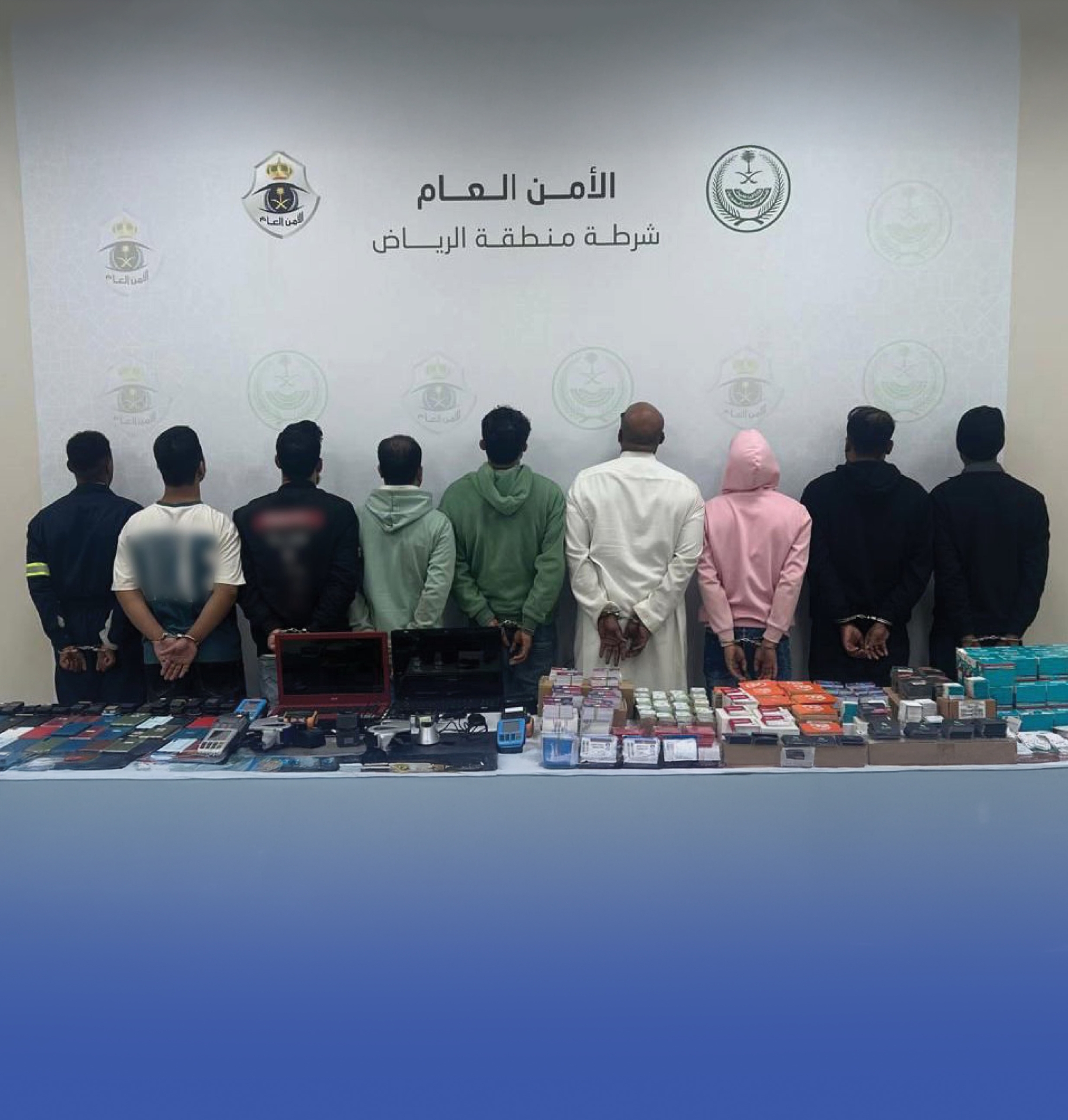لحظة مداهمة "محتالي تقديم الخدمات الحكومية" بالرياض