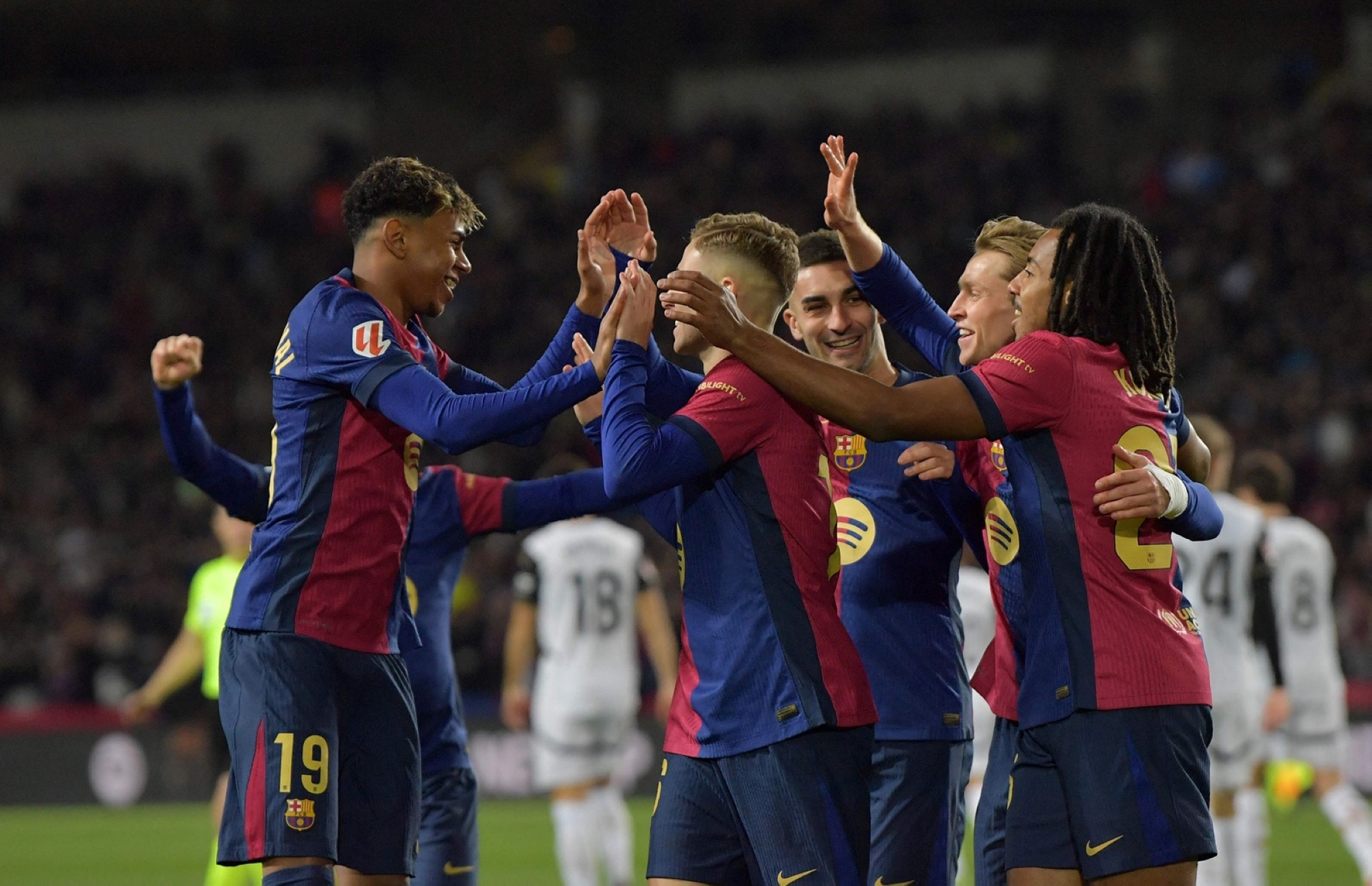 برشلونة يكتسح فالنسيا في الدوري الإسباني