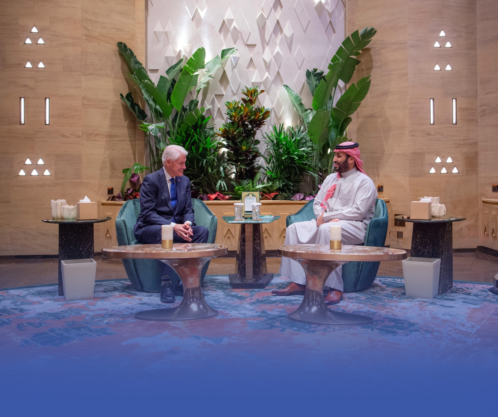 ولي العهد يستقبل الرئيس الأمريكي الأسبق بيل كلينتون