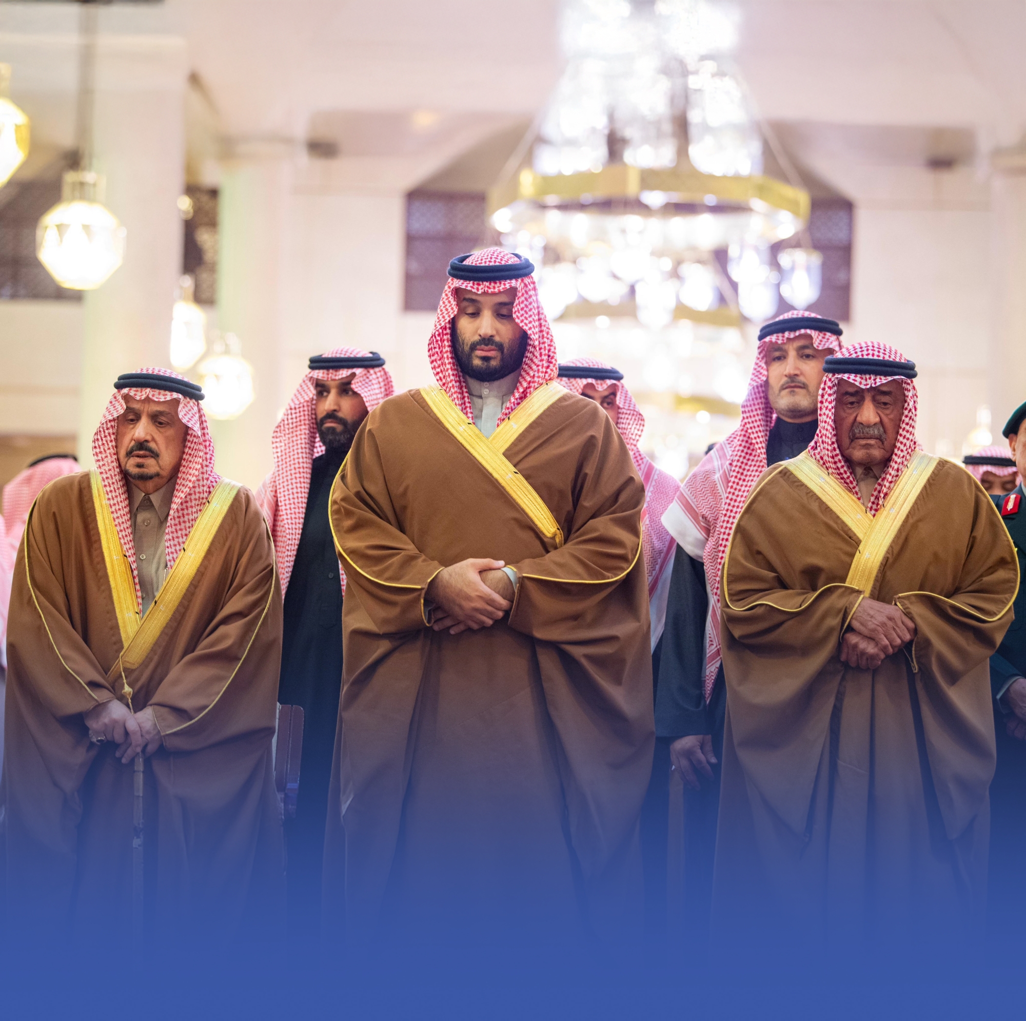 وليّ العهد يؤدي صلاة الميت على الأمير محمد بن فهد