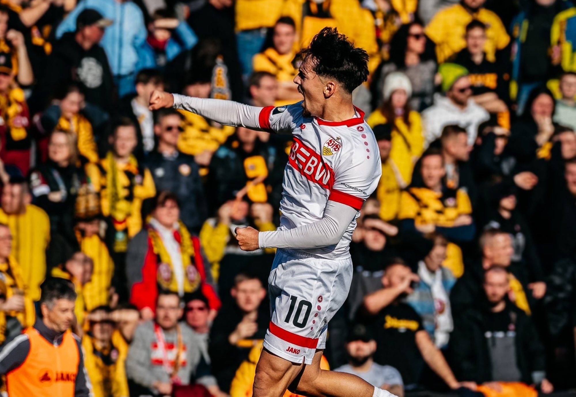 دورتموند يسقط أمام شتوتجارت في الدوري الألماني