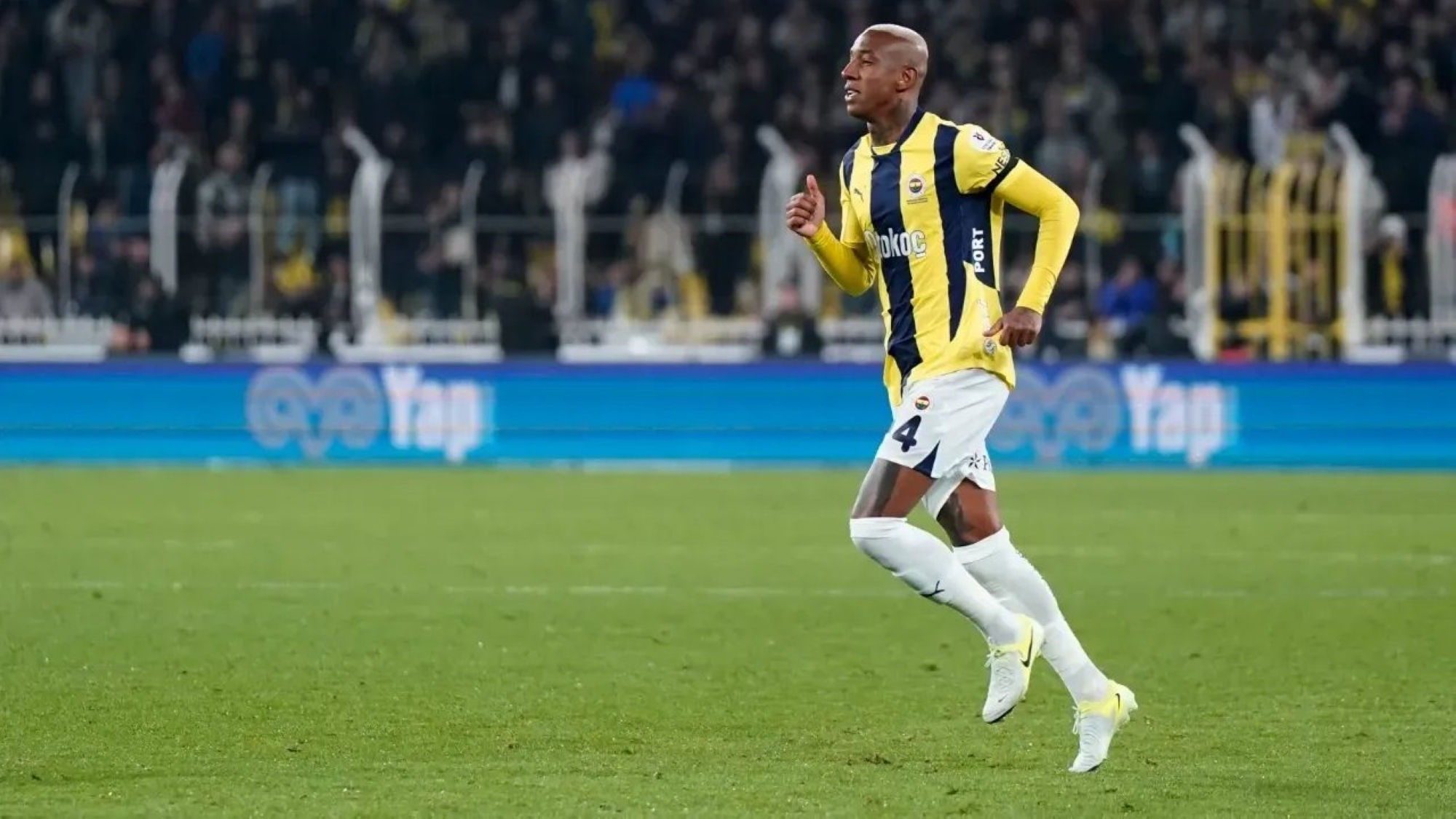 بالماء.. مشجع يعتدي على تاليسكا في الدوري التركي