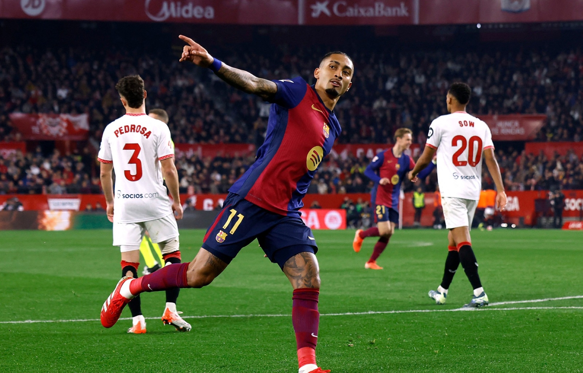 برشلونة يهزم إشبيلية برباعية ويشعل صراع الدوري الإسباني