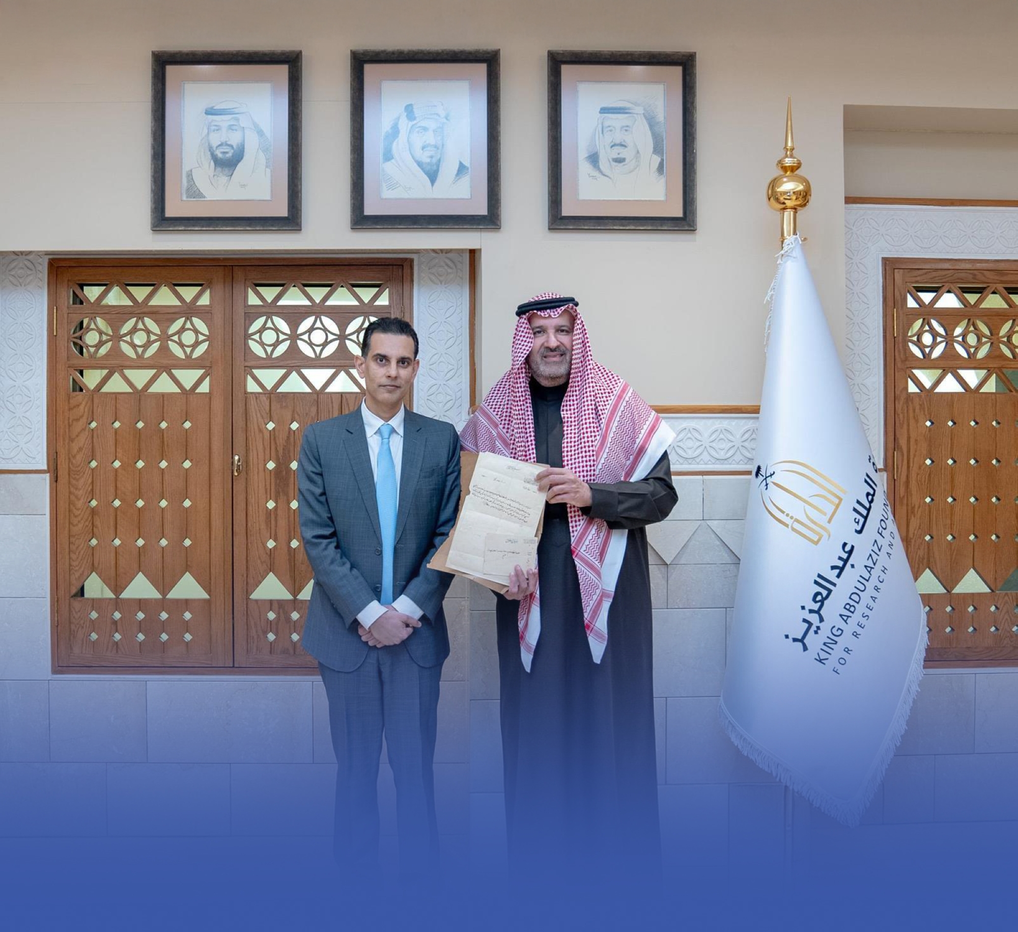 الأمير فيصل بن سلمان يتسلم وثيقة للمؤسس عمرها 100 عام