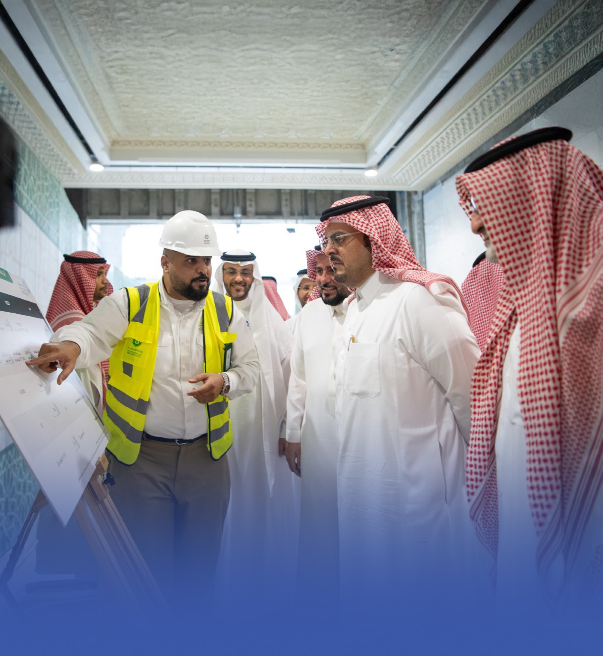 نائب أمير مكة يقف ميدانيًا على مشاريع توسعة الحرم
