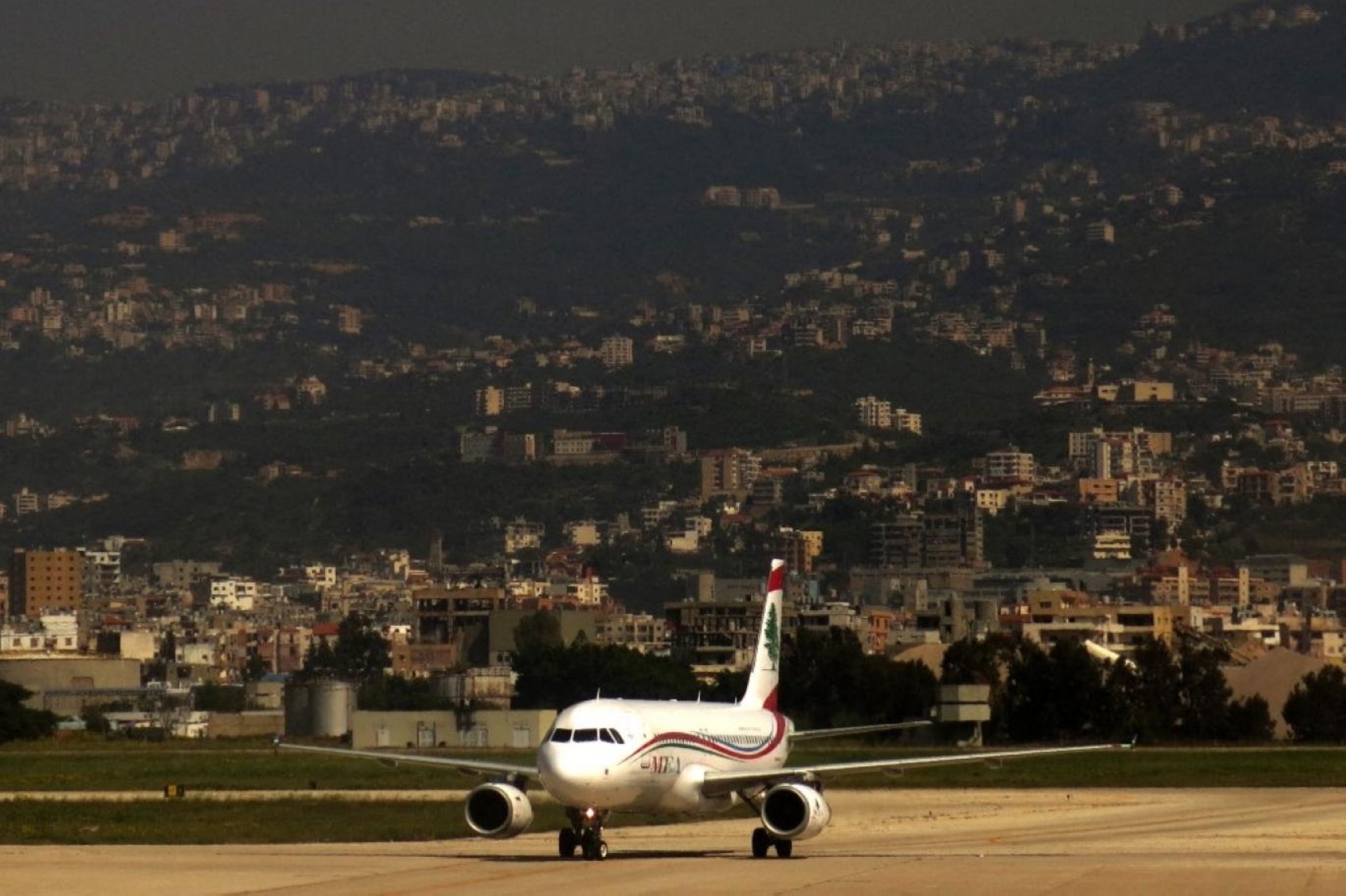 أحداث الشغب تتصاعد في لبنان بعد منع طائرة إيرانية