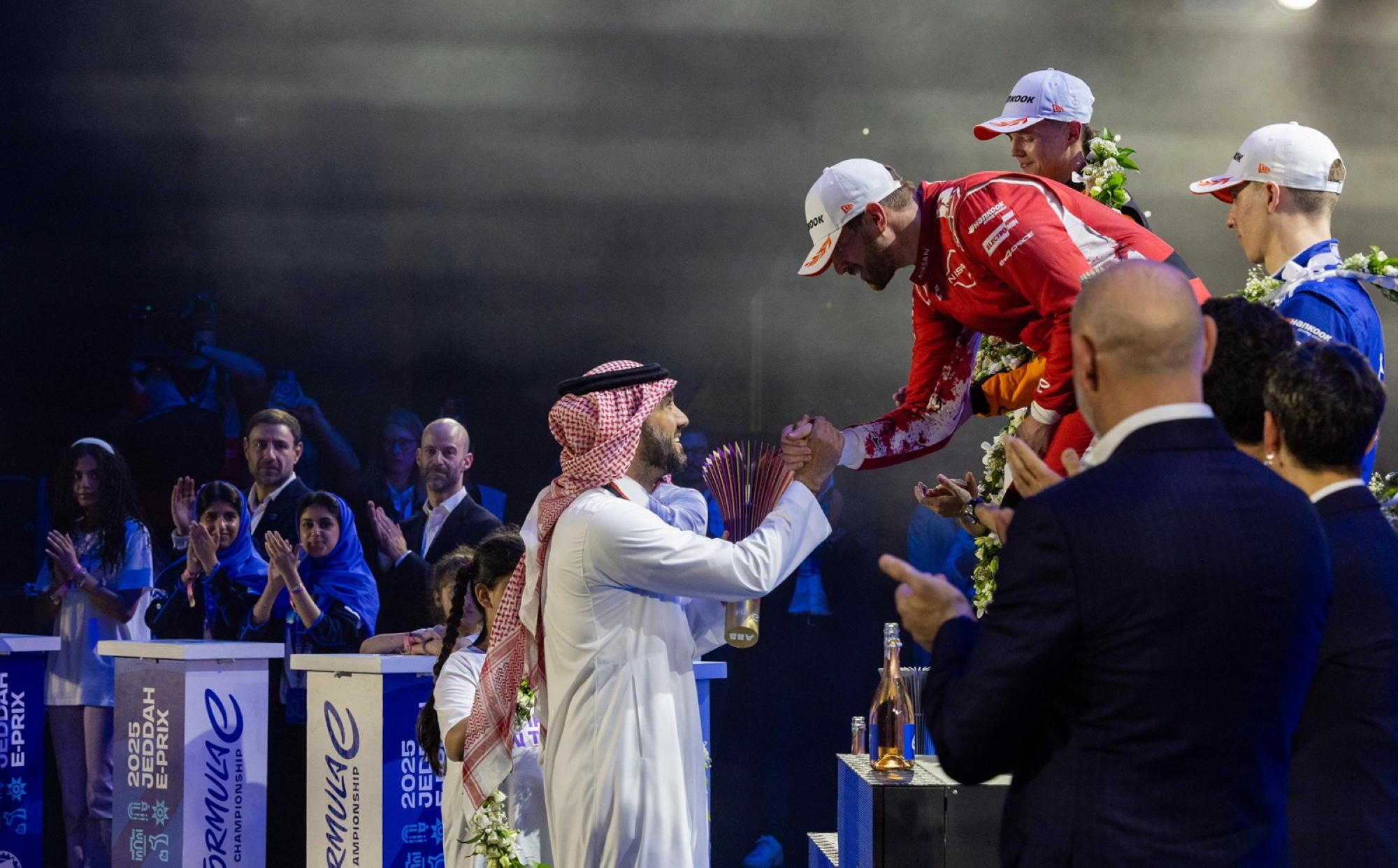 وزير الرياضة يتوّج "رولاند" بلقب الجولة الرابعة من سباق جدة فورمولا إي