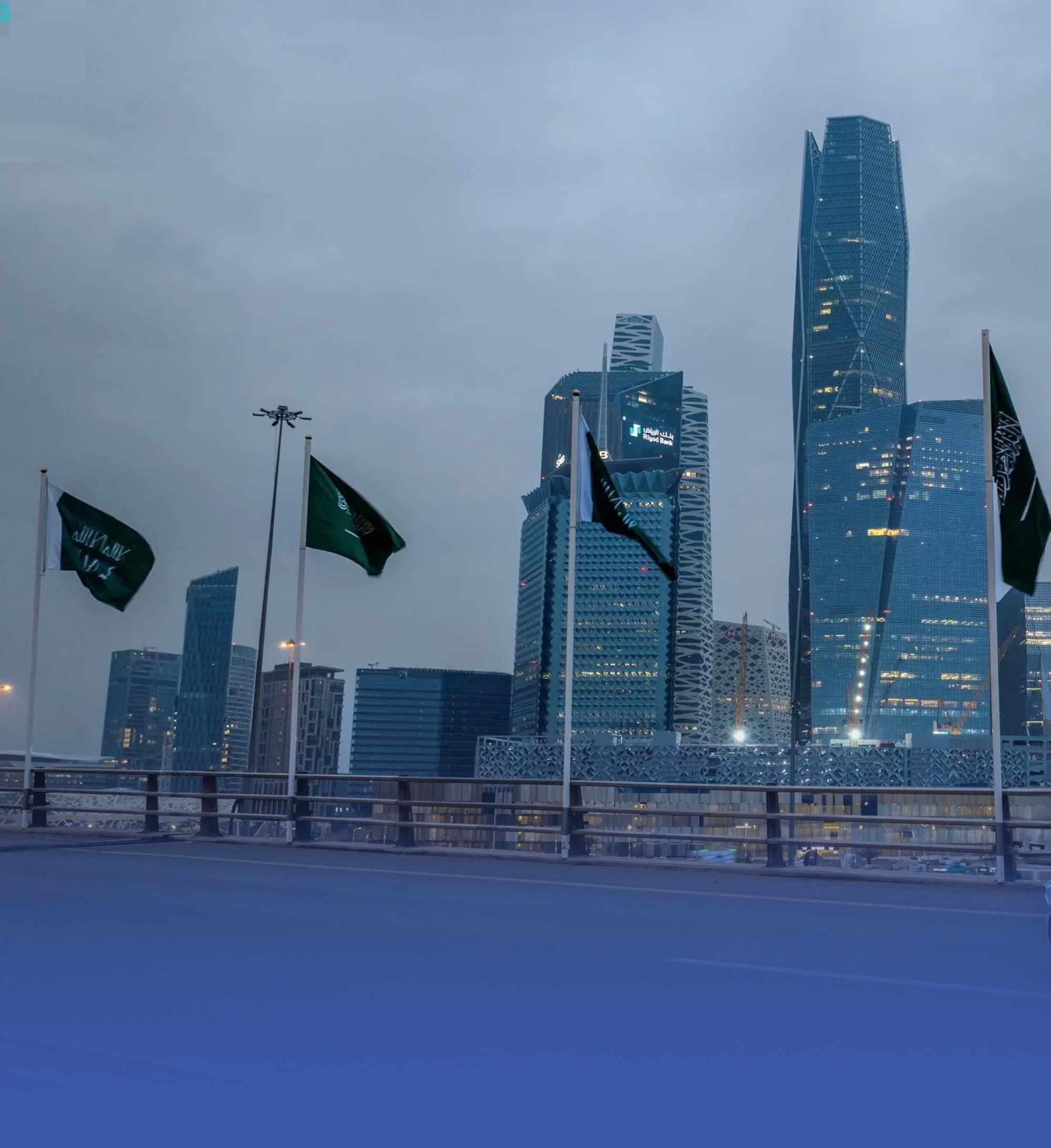أعلام الدولة السعودية الأولى تزيّن طرقات وميادين الرياض