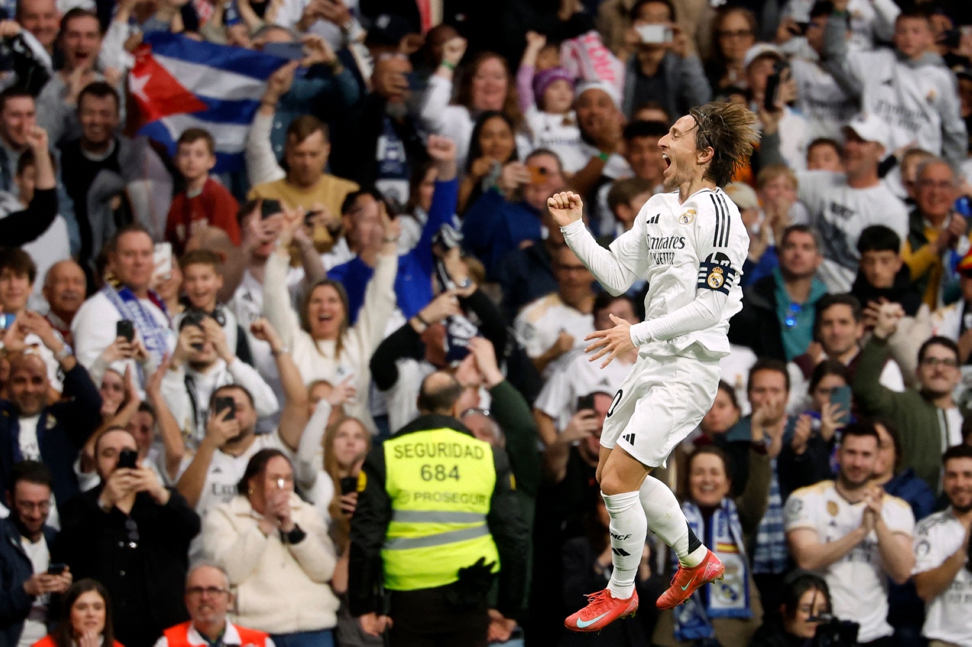 ريال مدريد يهزم جيرونا ويواصل مطاردة برشلونة