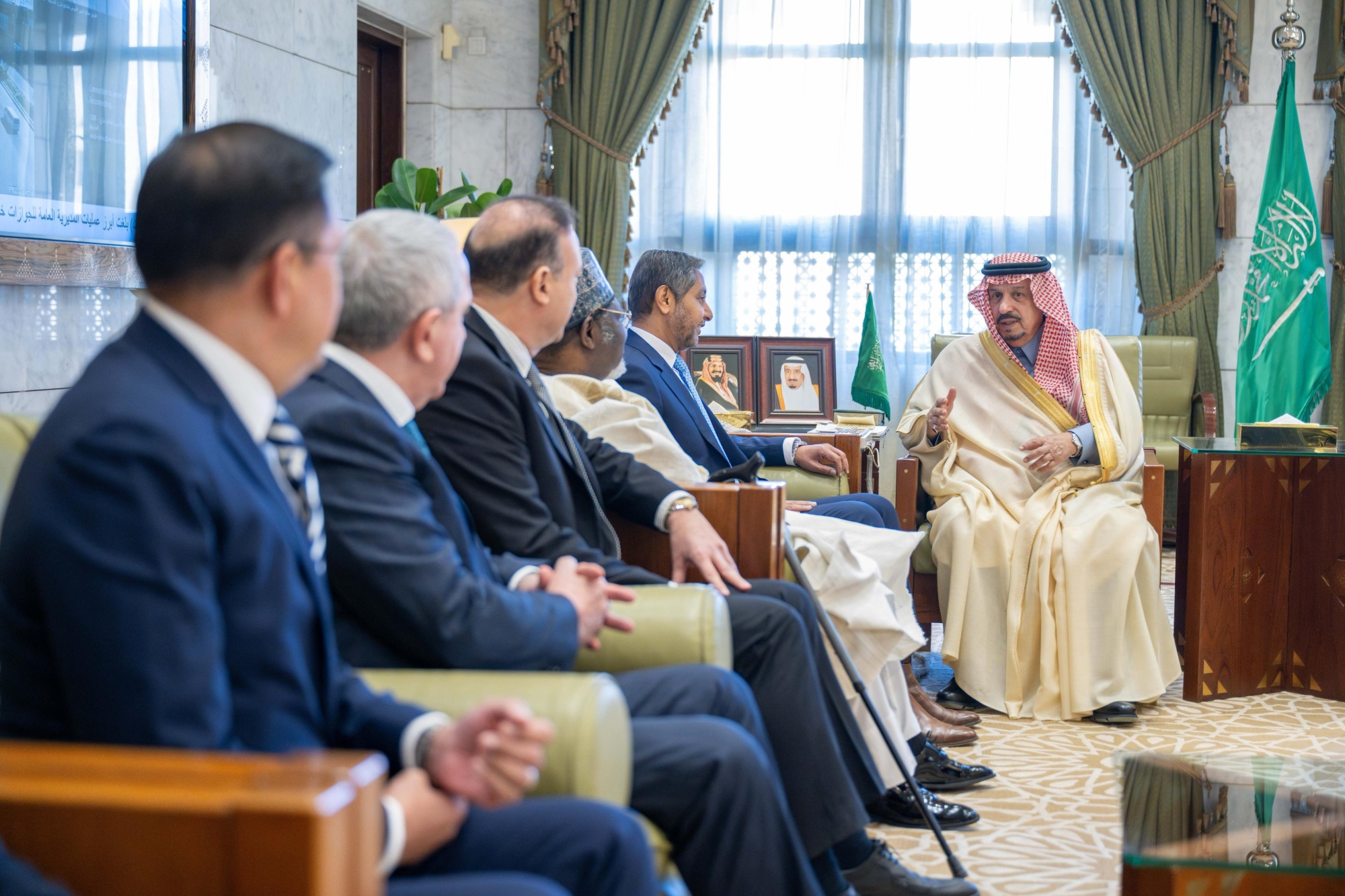 أمير الرياض يستقبل عميد السلك الدبلوماسي