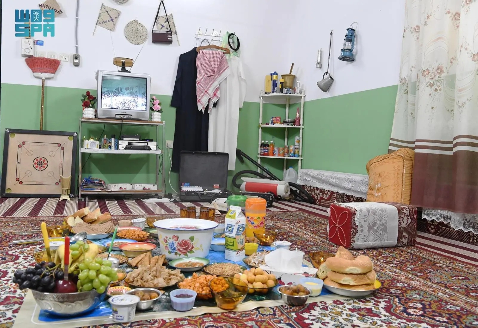 سعودي يعيد إحياء ذكريات رمضان بـ"مجلس الثمانينات"