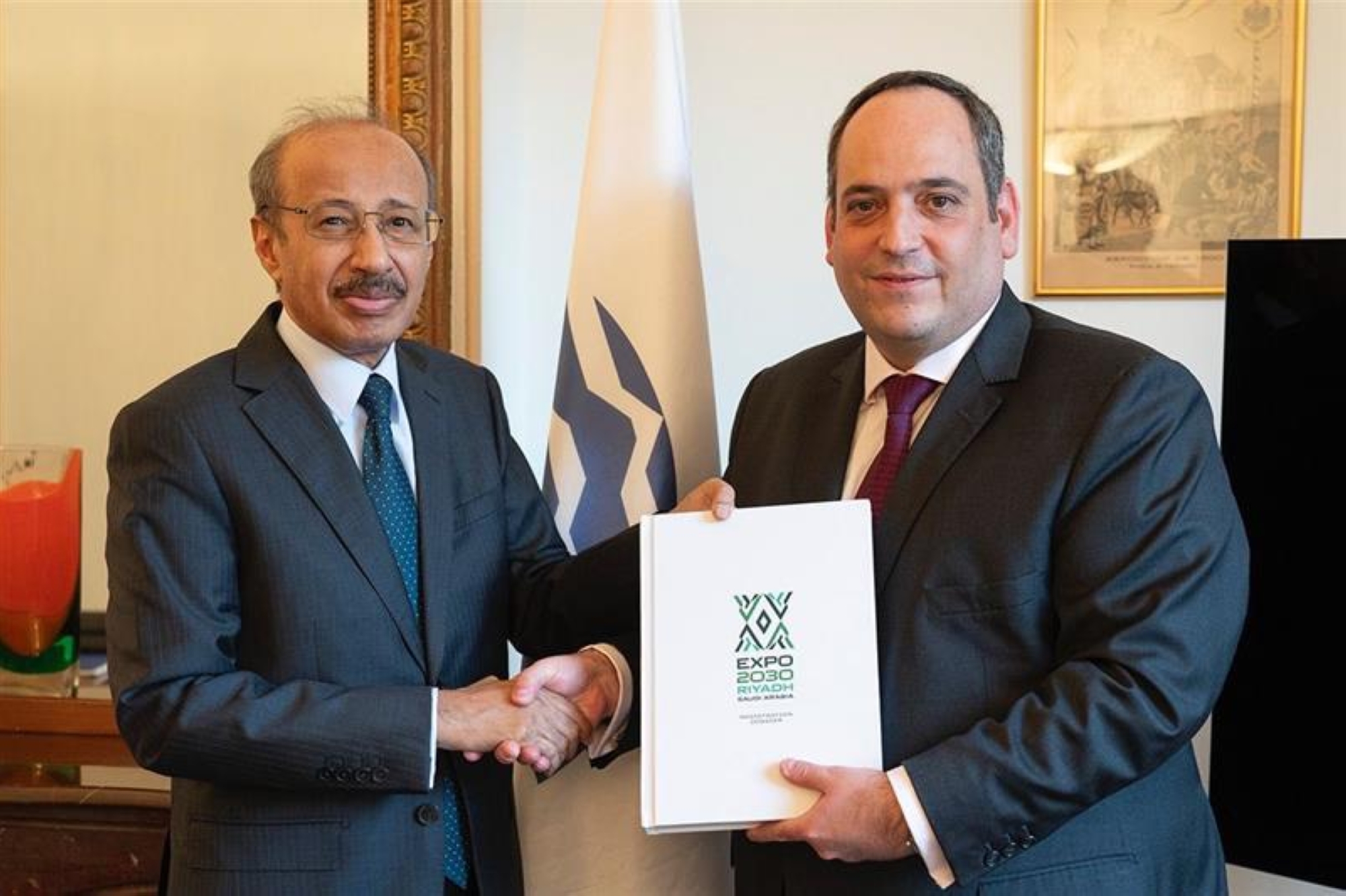 سفير المملكة لدى فرنسا يسلم ملف تسجيل الرياض إكسبو2030