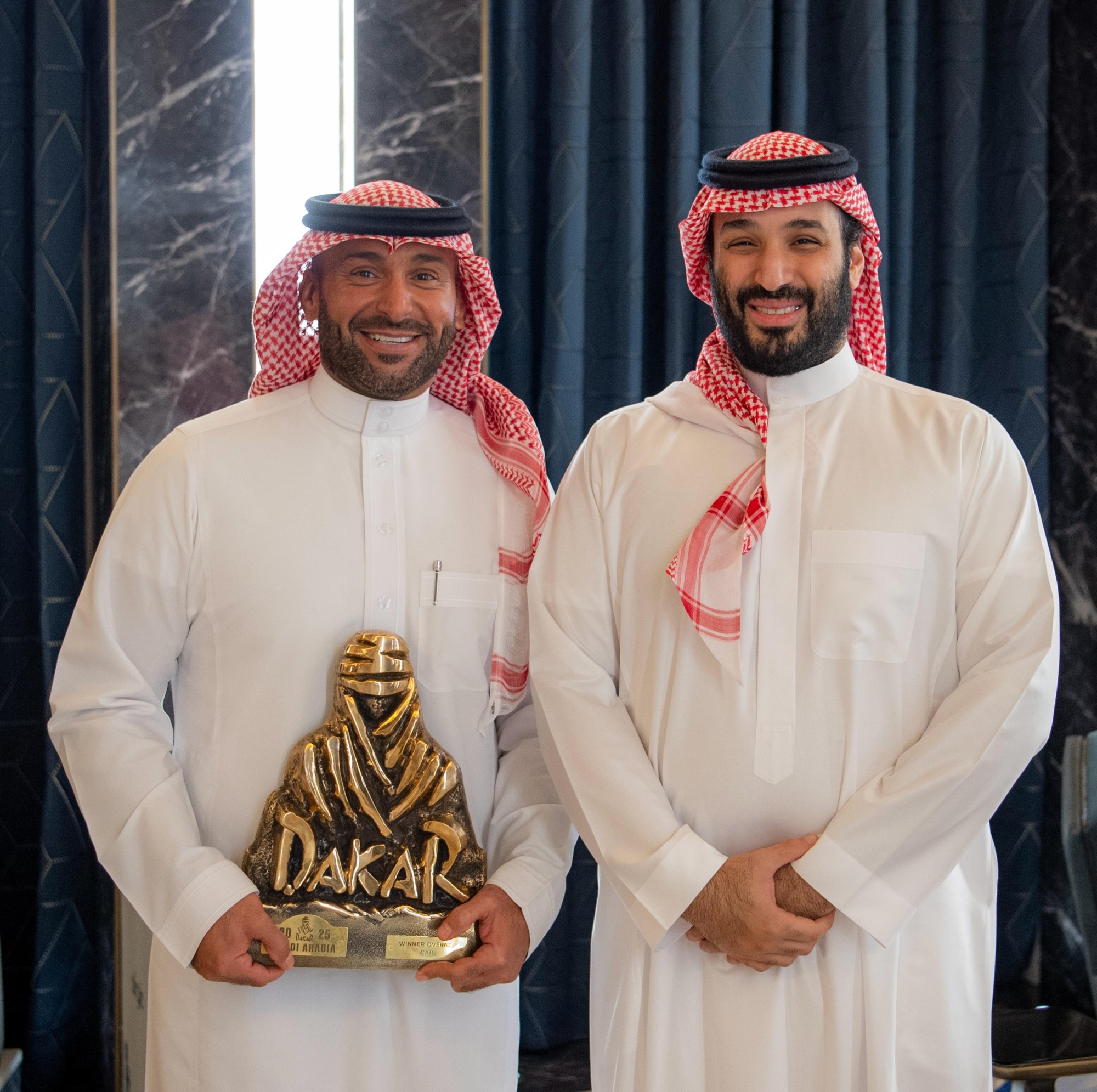 ولي العهد يستقبل يزيد الراجحي لتحقيقه لقب رالي داكار