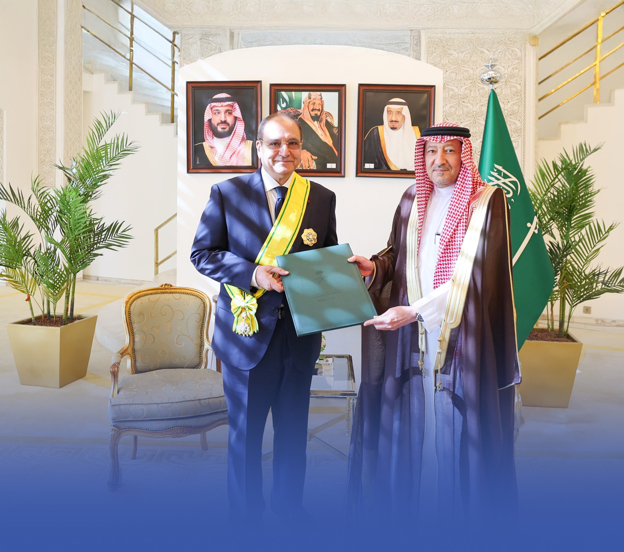الخريجي يقلد السفيرين الفلسطيني والمصري وشاح "المؤسس"