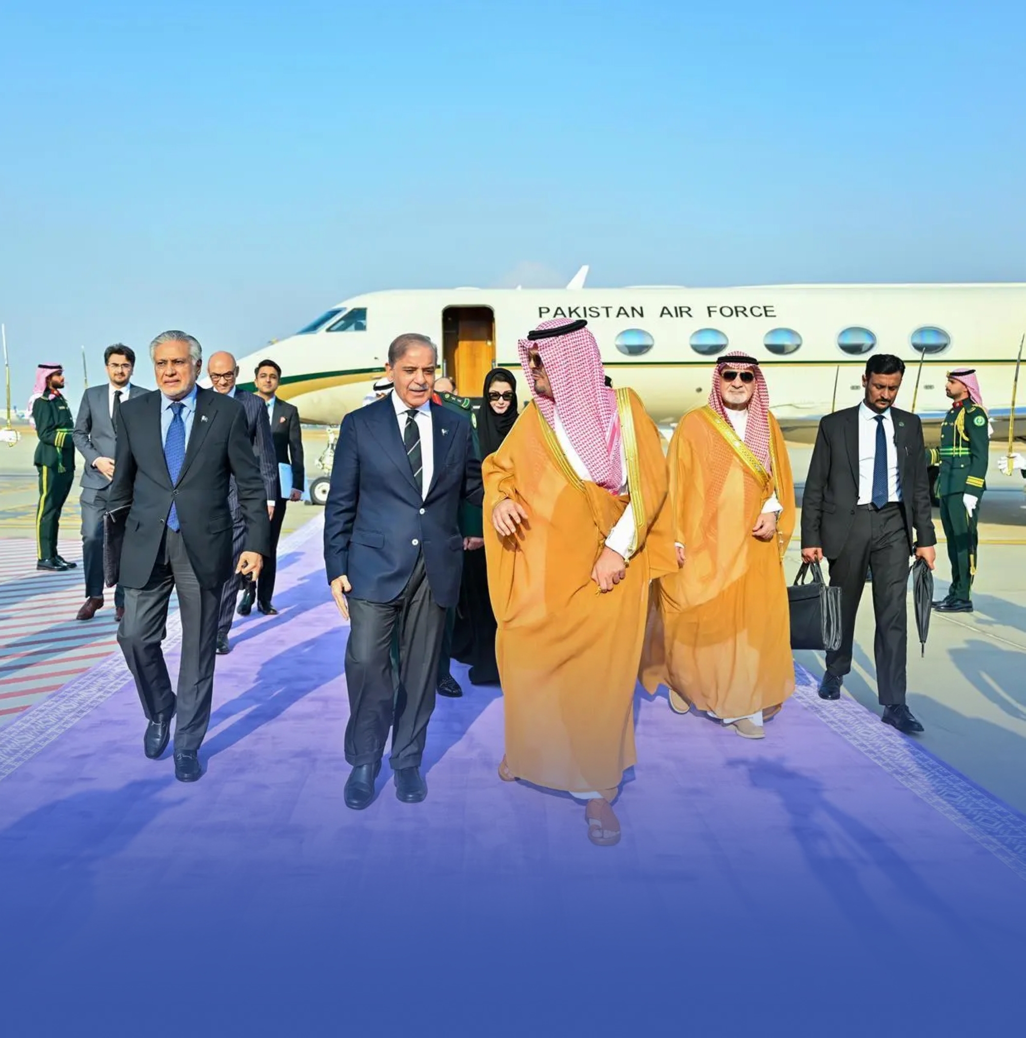 رئيس الوزراء الباكستاني يصل جدة