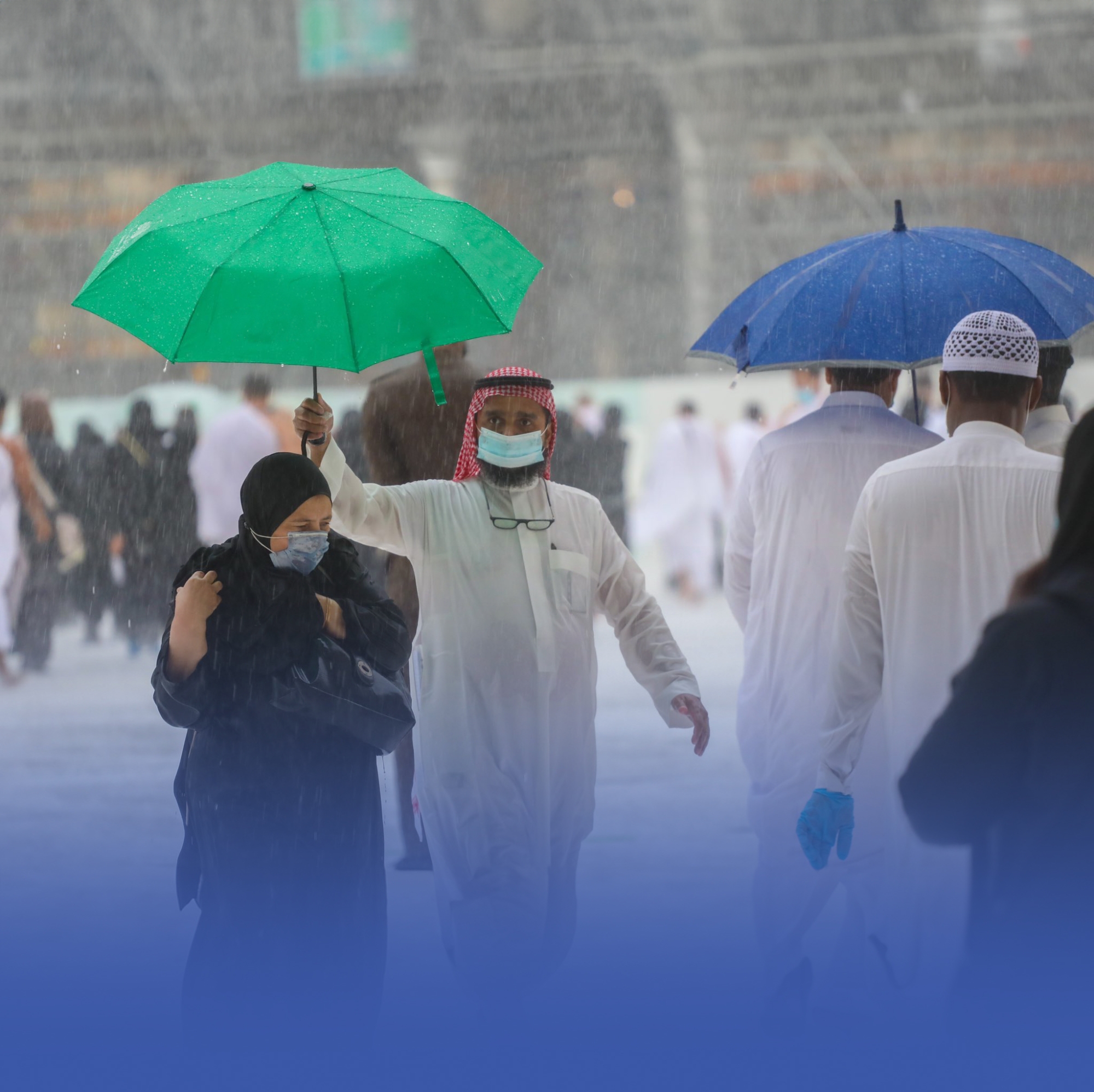 أمطار غزيرة على الحرم تضاعف فرحة المعتمرين والزوار