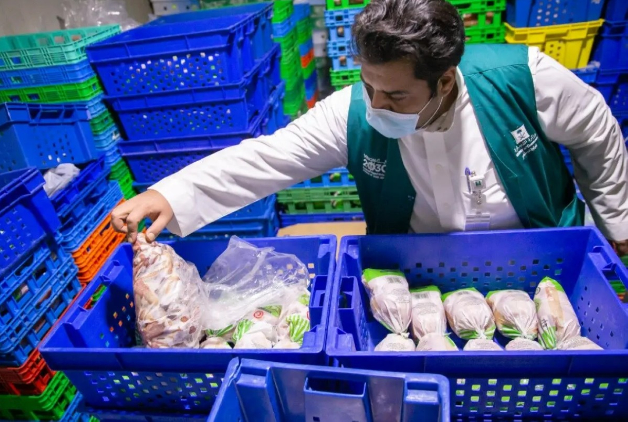 ضبط 2.5 طن دجاج فاسد قبل طرحها بأسواق الرياض