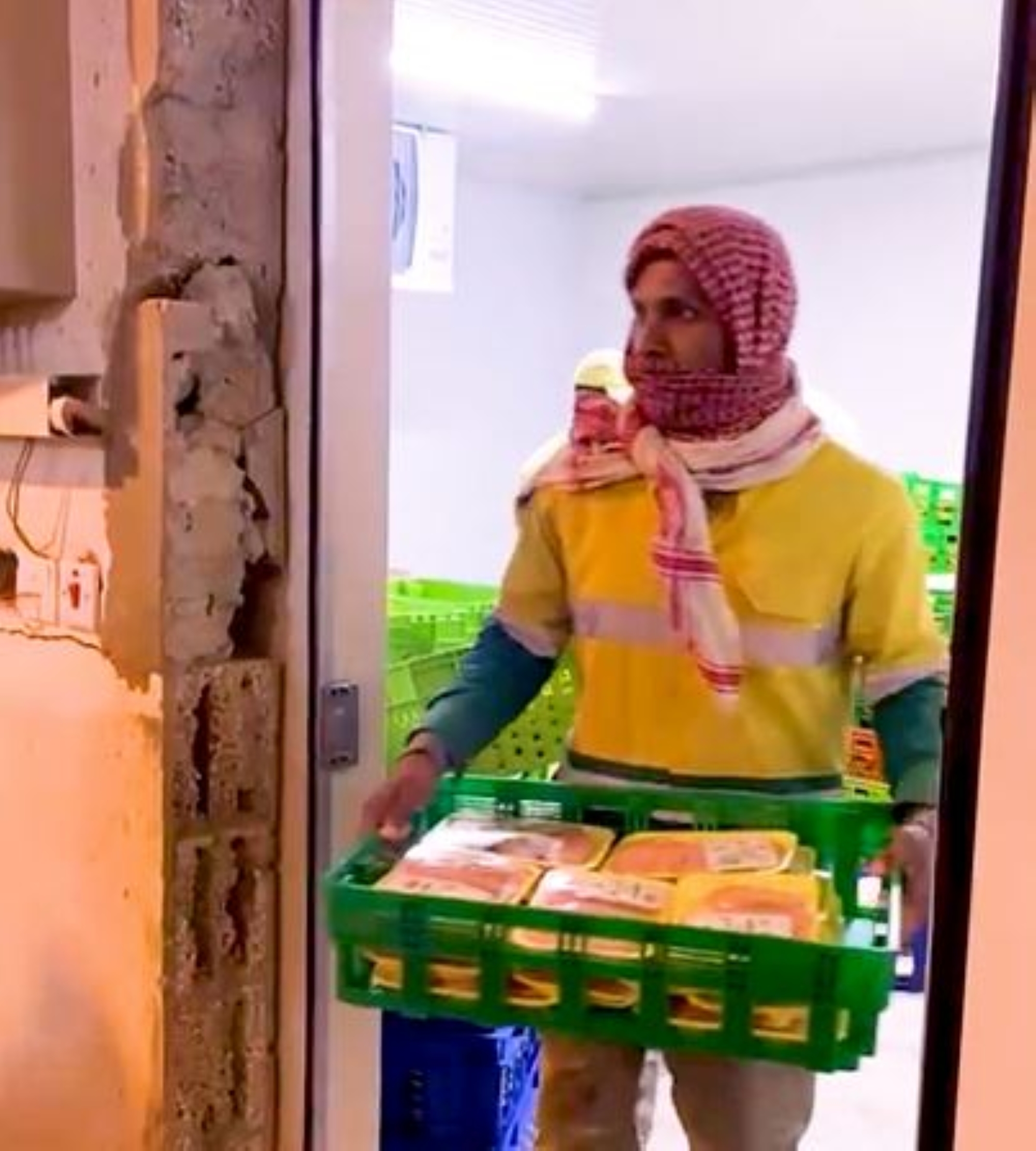 ضبط 8 أشخاص لمحاولتهم بيع 2.5 طن دجاج مغشوش