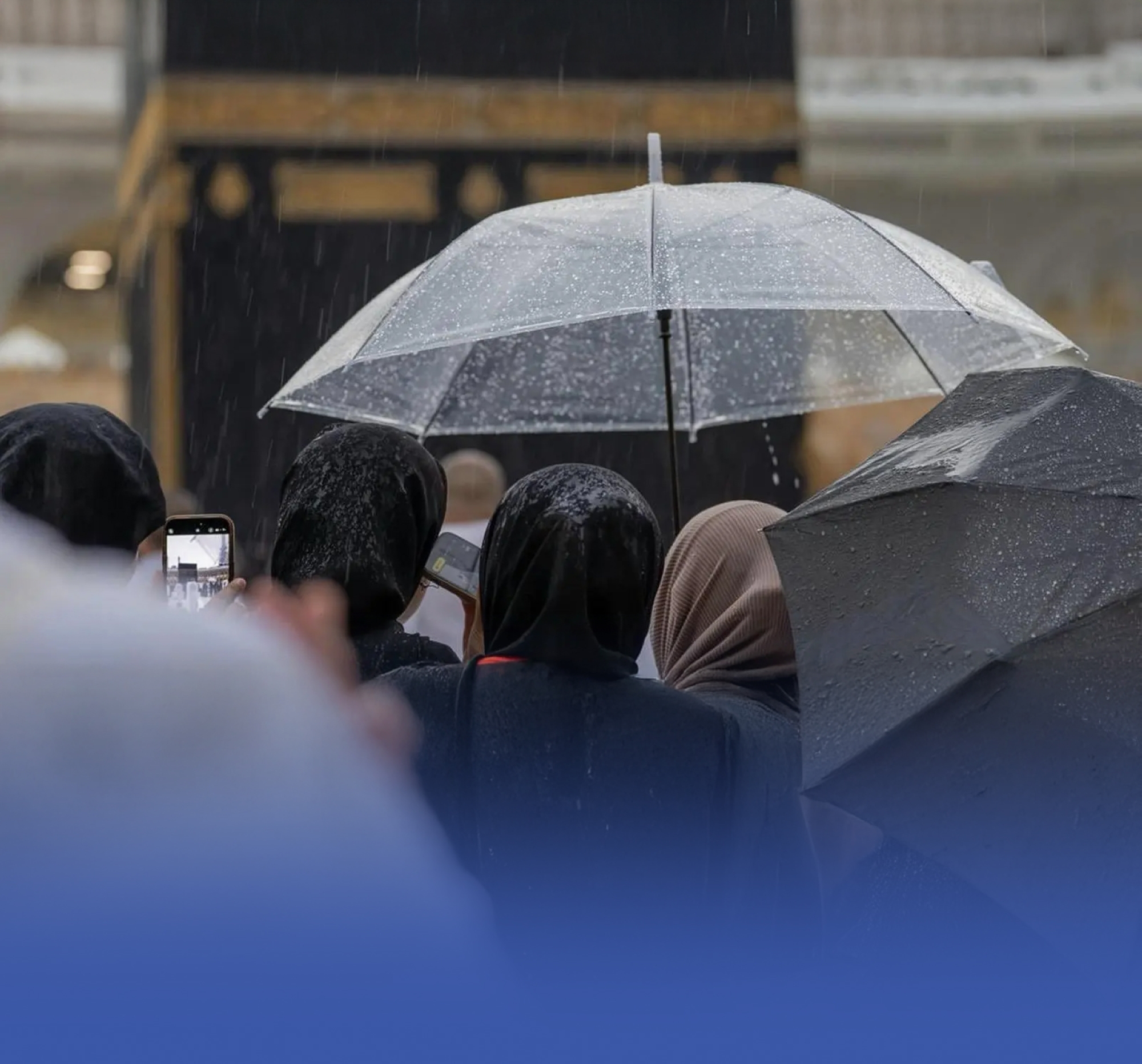دموع المصلين تمتزج بزخات المطر في ساحات الحرم
