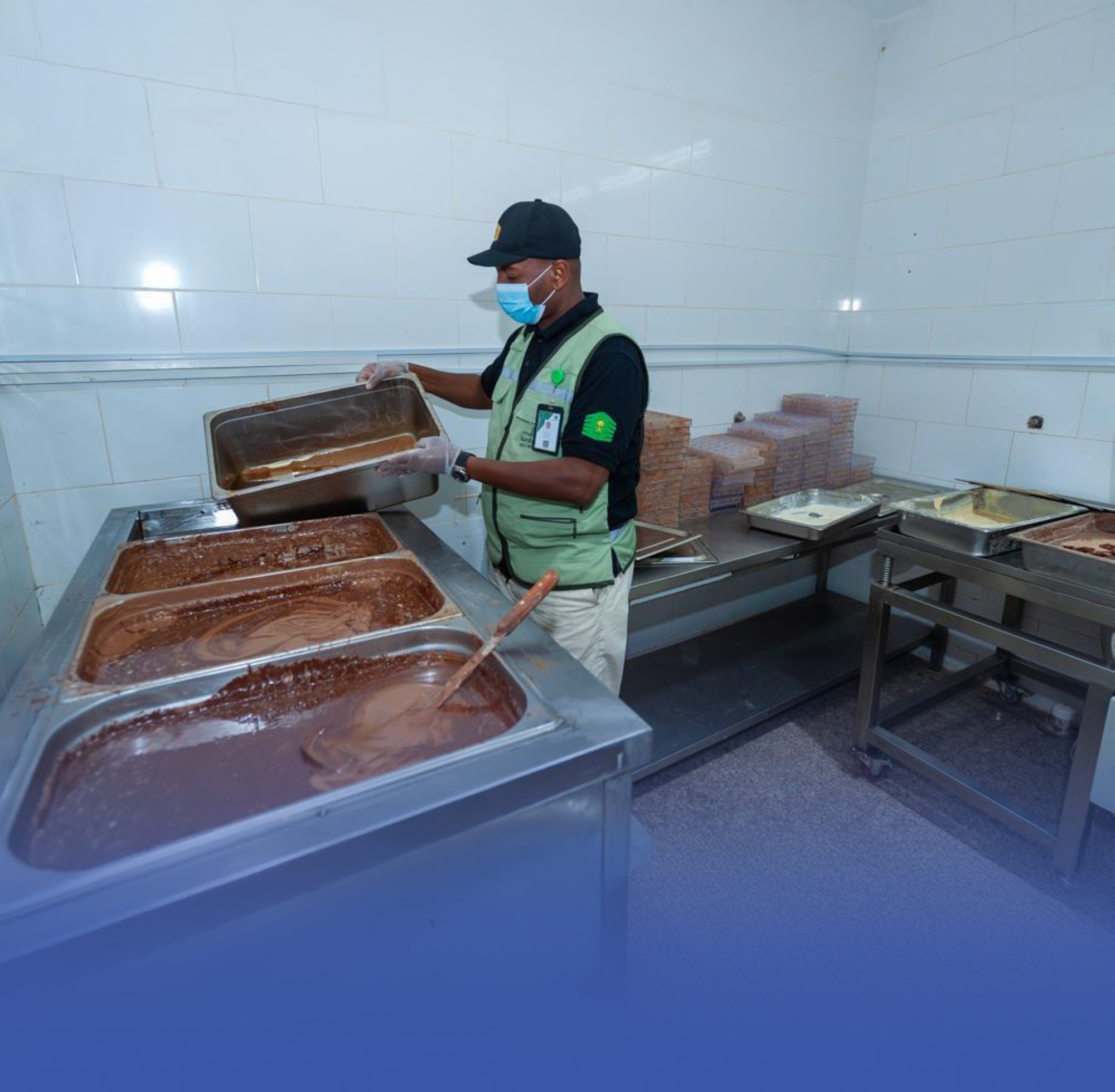 ضبط معمل مخالف لإعداد الحلويات بمواد منتهية الصلاحية