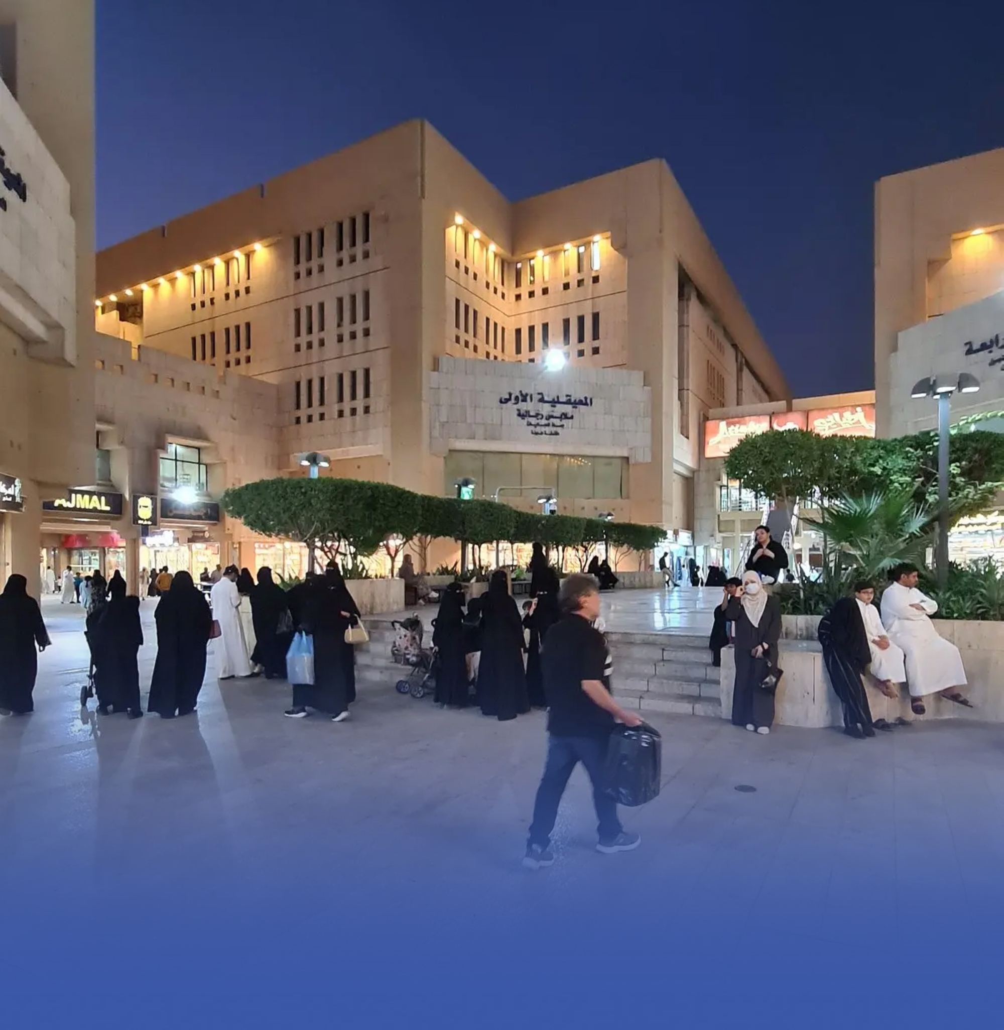 المعيقلية في العشر الأواخر ... عبق العيد يفوح من قلب الرياض