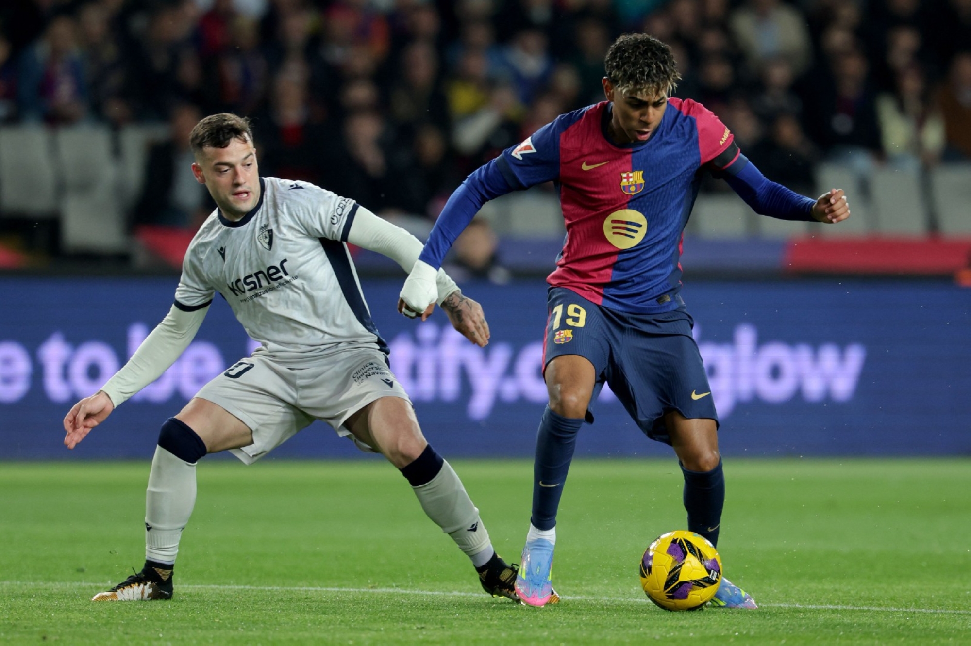 برشلونة يهزم أوساسونا ويبتعد بصدارة الدوري