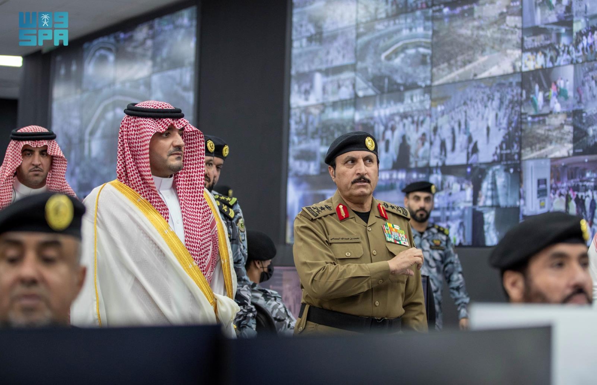 وزير الداخلية يقف على سير العمل بأمن المسجد الحرام