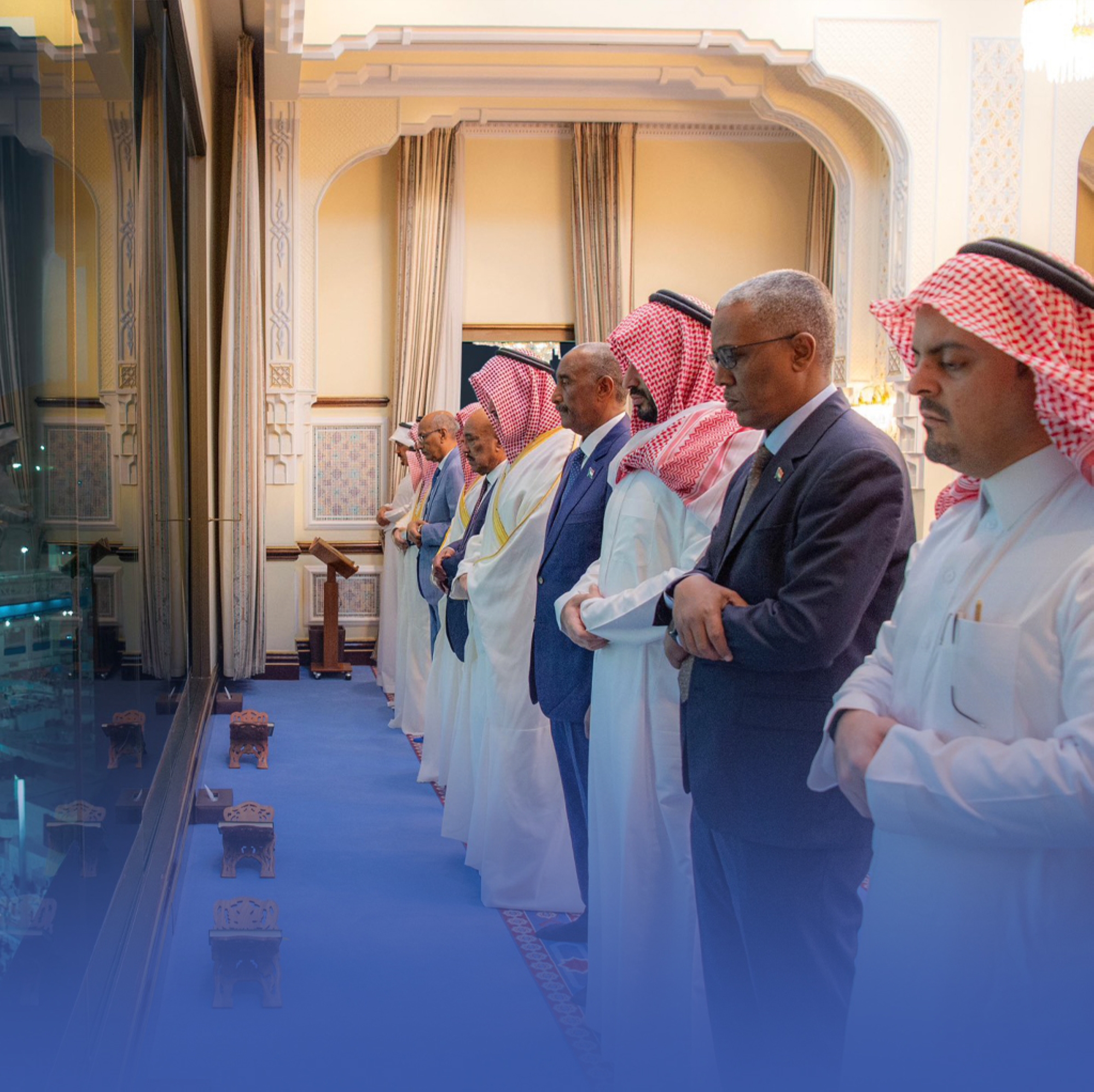 ولي العهد و"البرهان" يؤديان الصلاة في المسجد الحرام