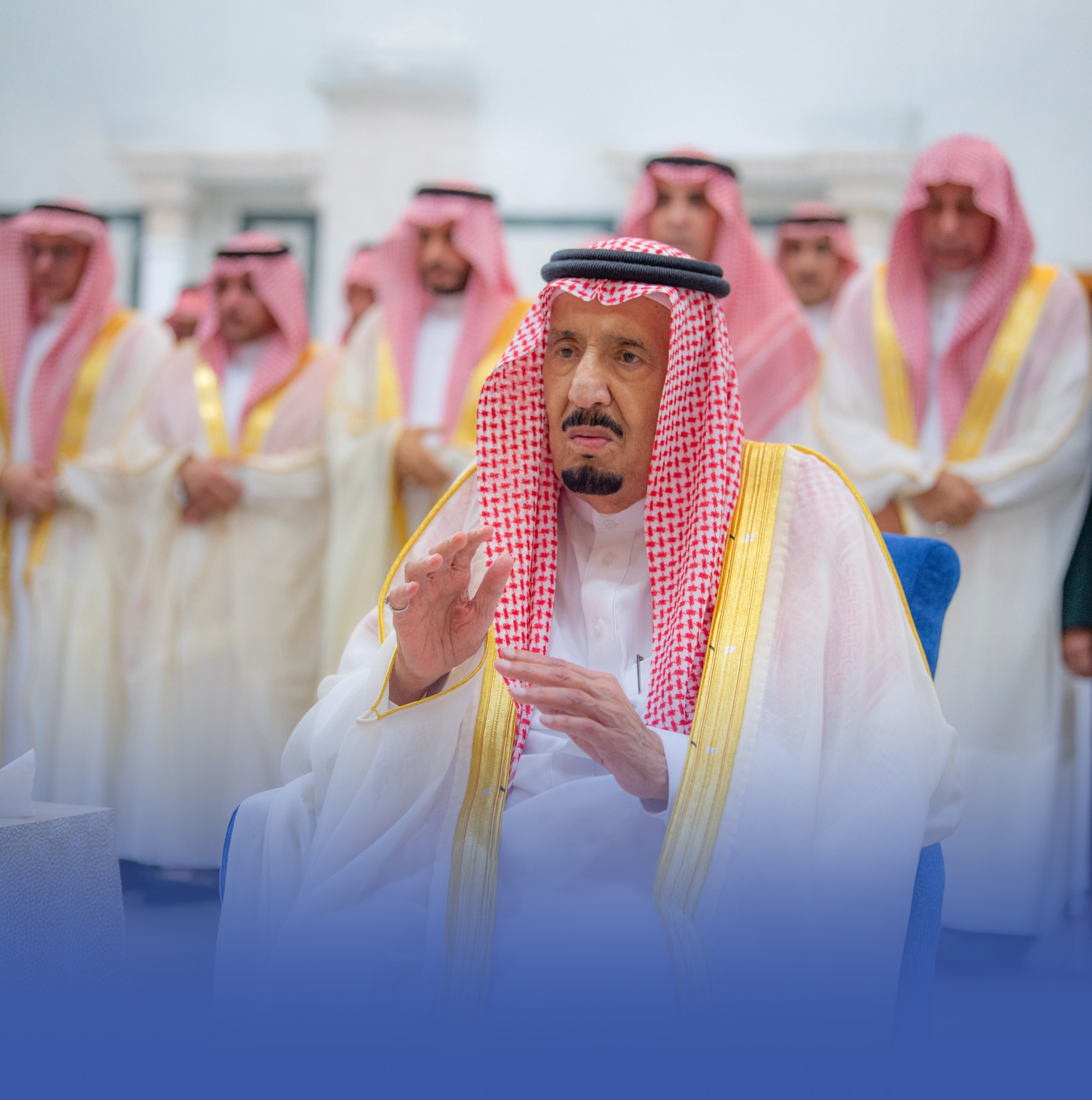خادم الحرمين يؤدي صلاة عيد الفطر في قصر السلام بجدة