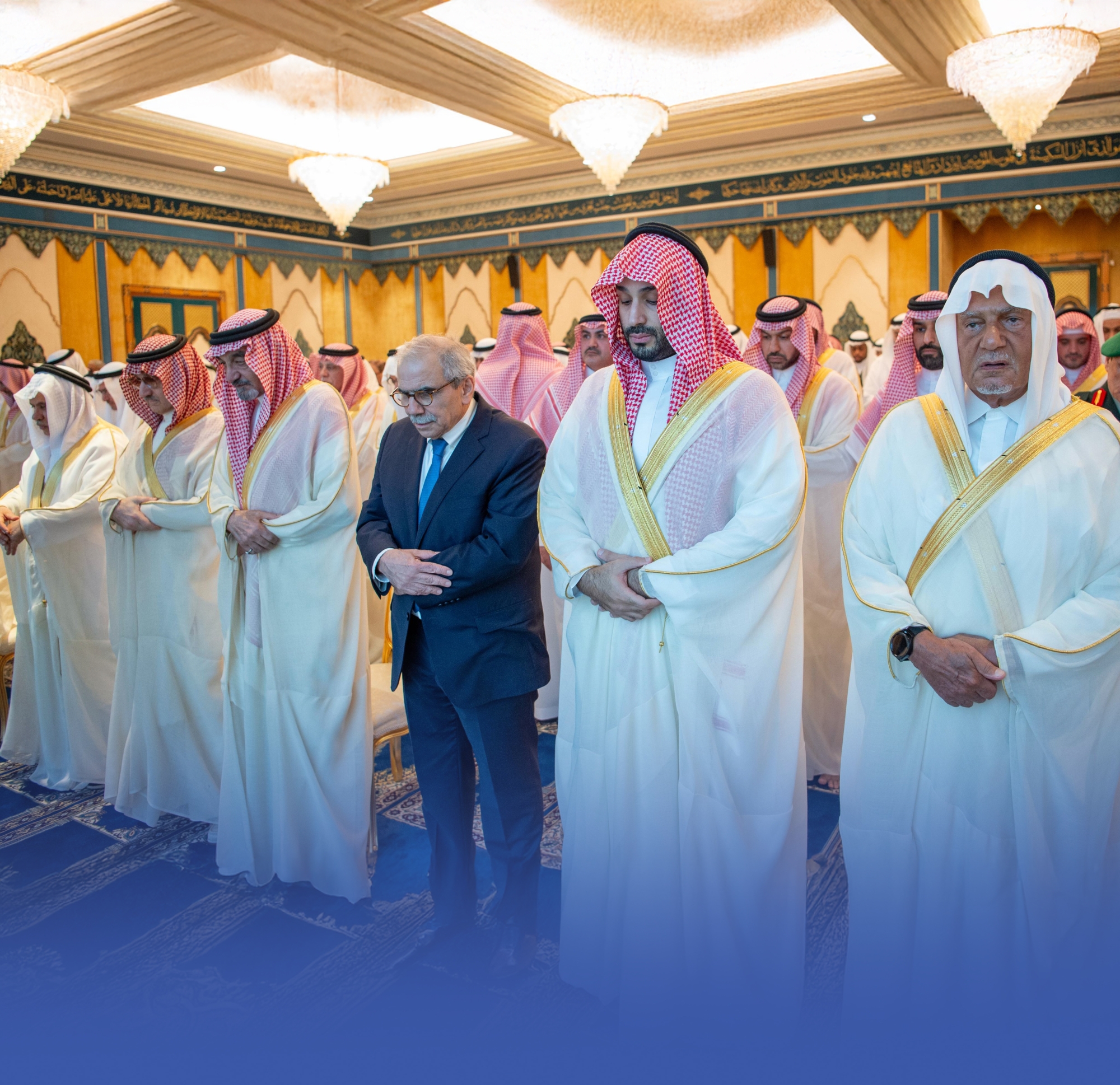 ولي العهد يؤدي صلاة العيد في المسجد الحرام
