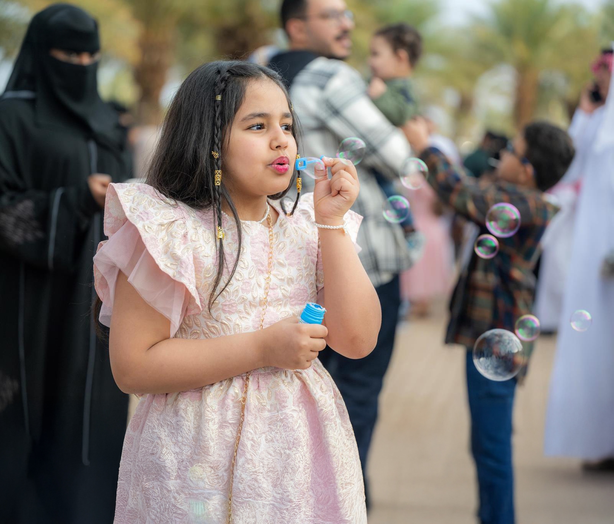 احتفالات الأهالي بالعيد ترسم لوحة بهيجة