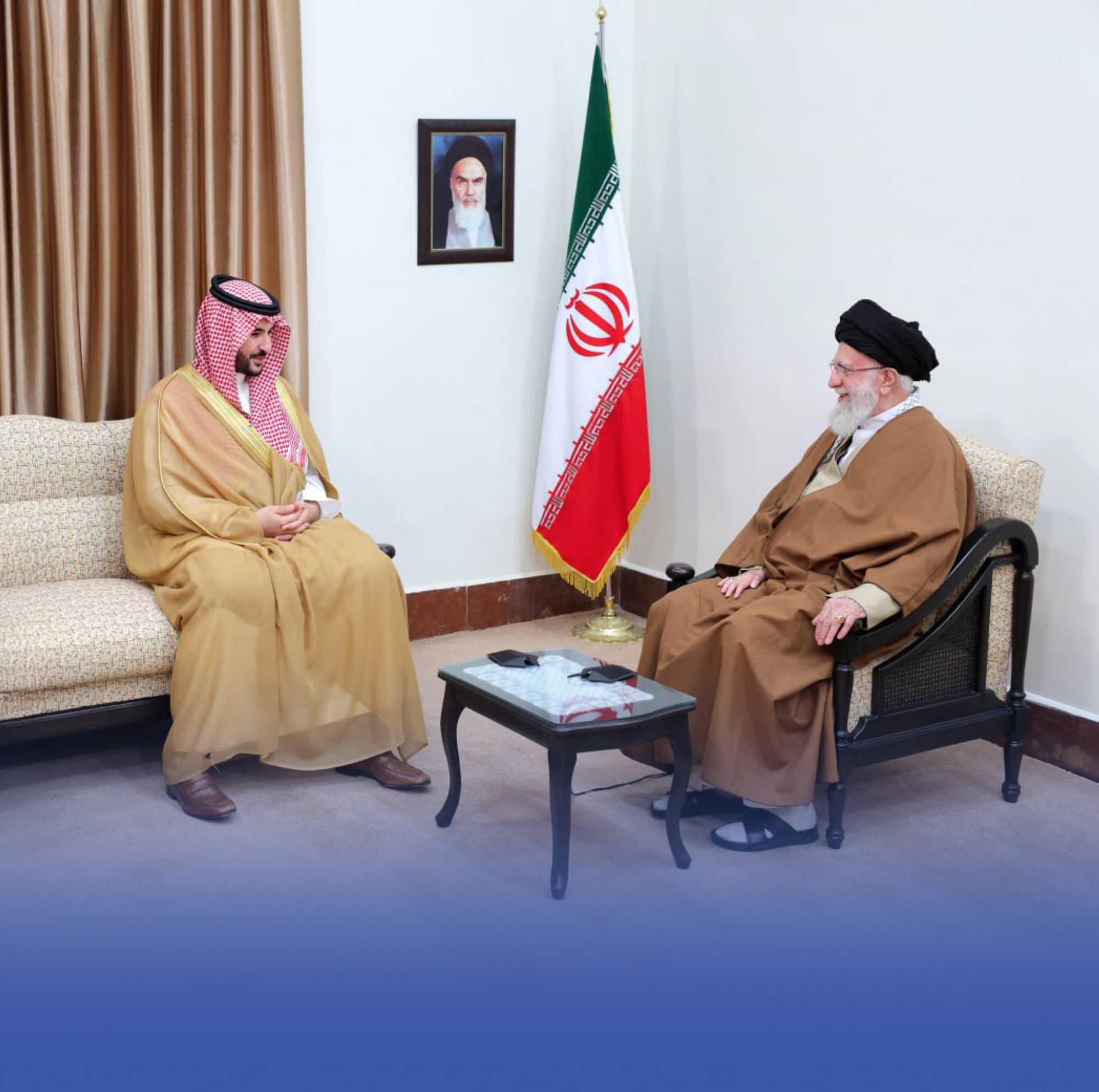 وزير الدفاع يلتقي خامنئي ويسلمه رسالة خطية من خادم الحرمين
