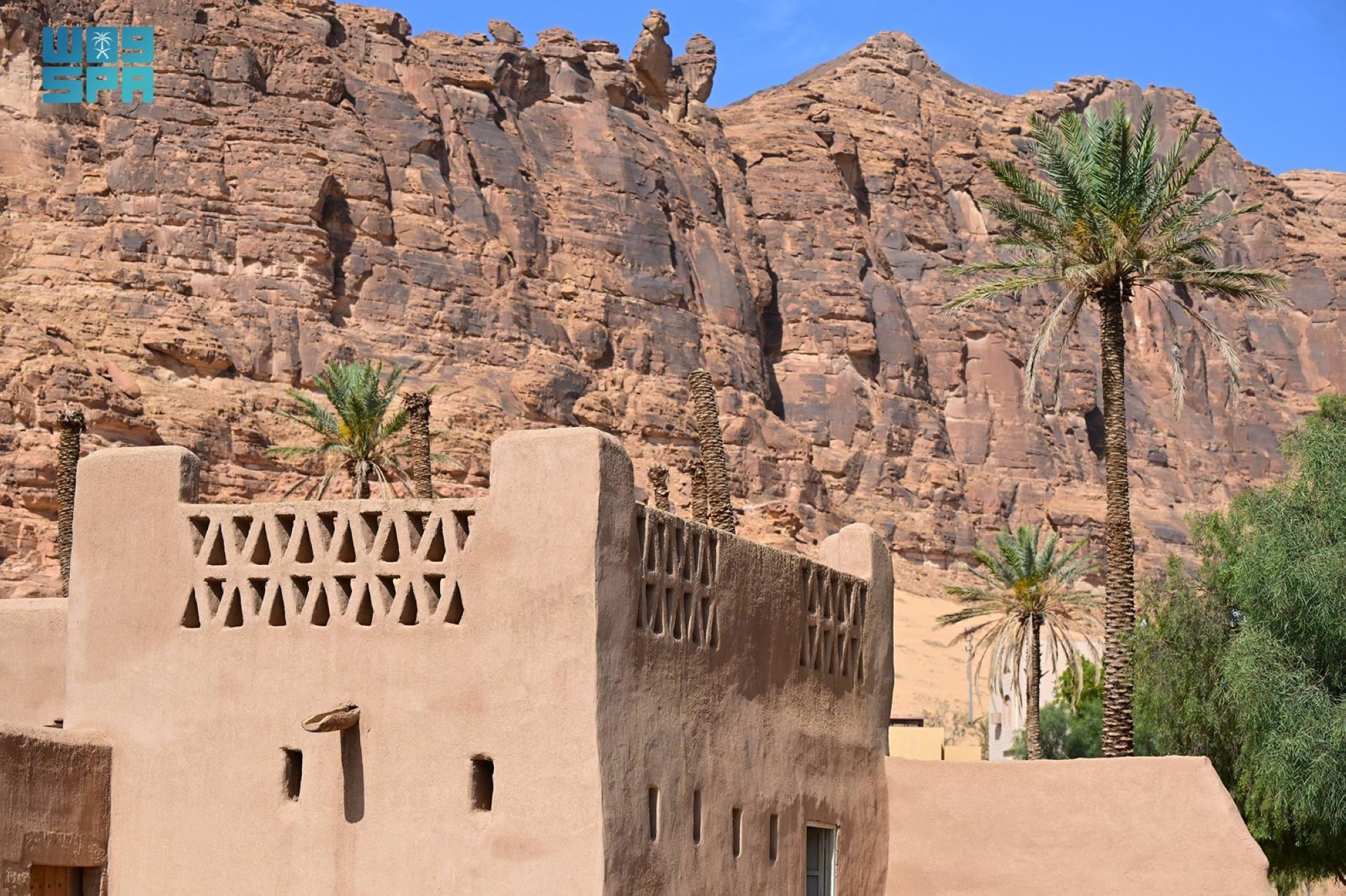 العُلا تُعيد الحياة لبيوتها الطينية