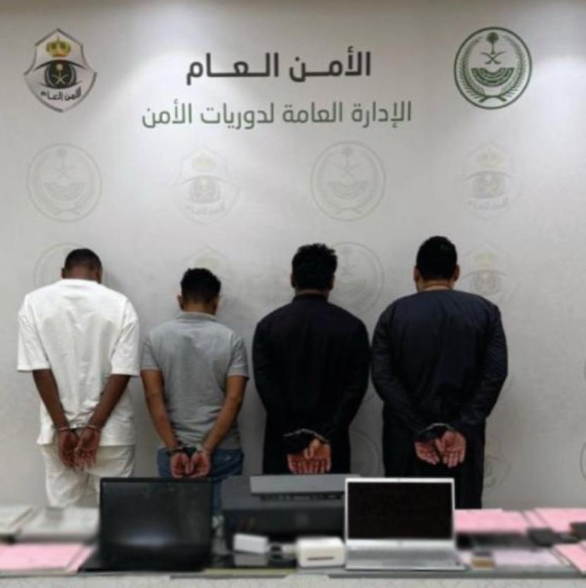 القبض على 3 مخالفين ومقيم لاحتيالهم بنشر إعلانات حجّ وهمية
