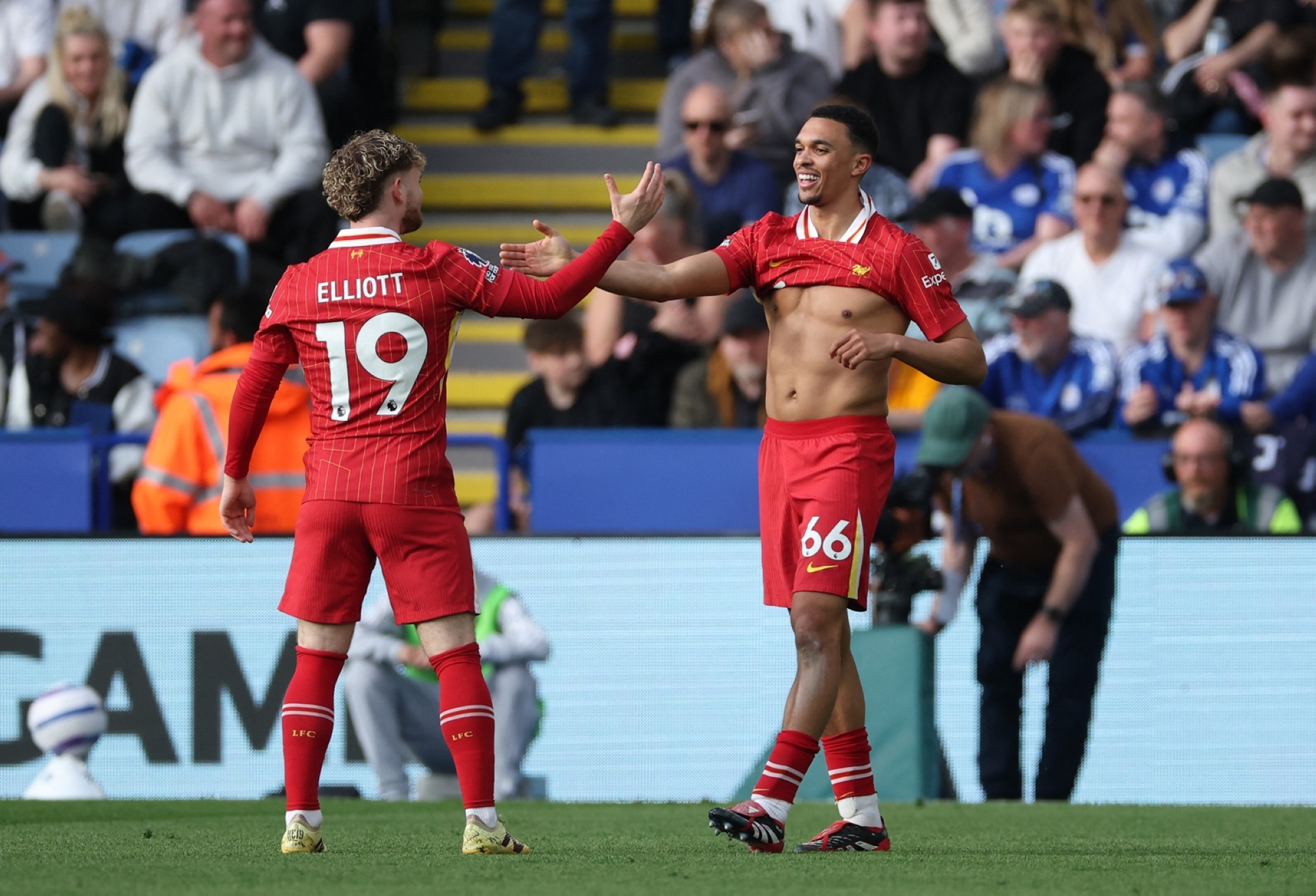 ليفربول يقترب من التتويج ويحسم هبوط ليستر