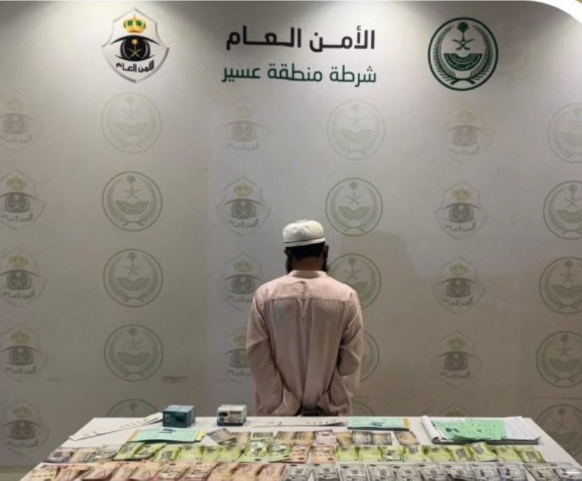 ضبط مقيم لاحتياله بنشر إعلانات حج وهمية عَبْر مواقع التواصل