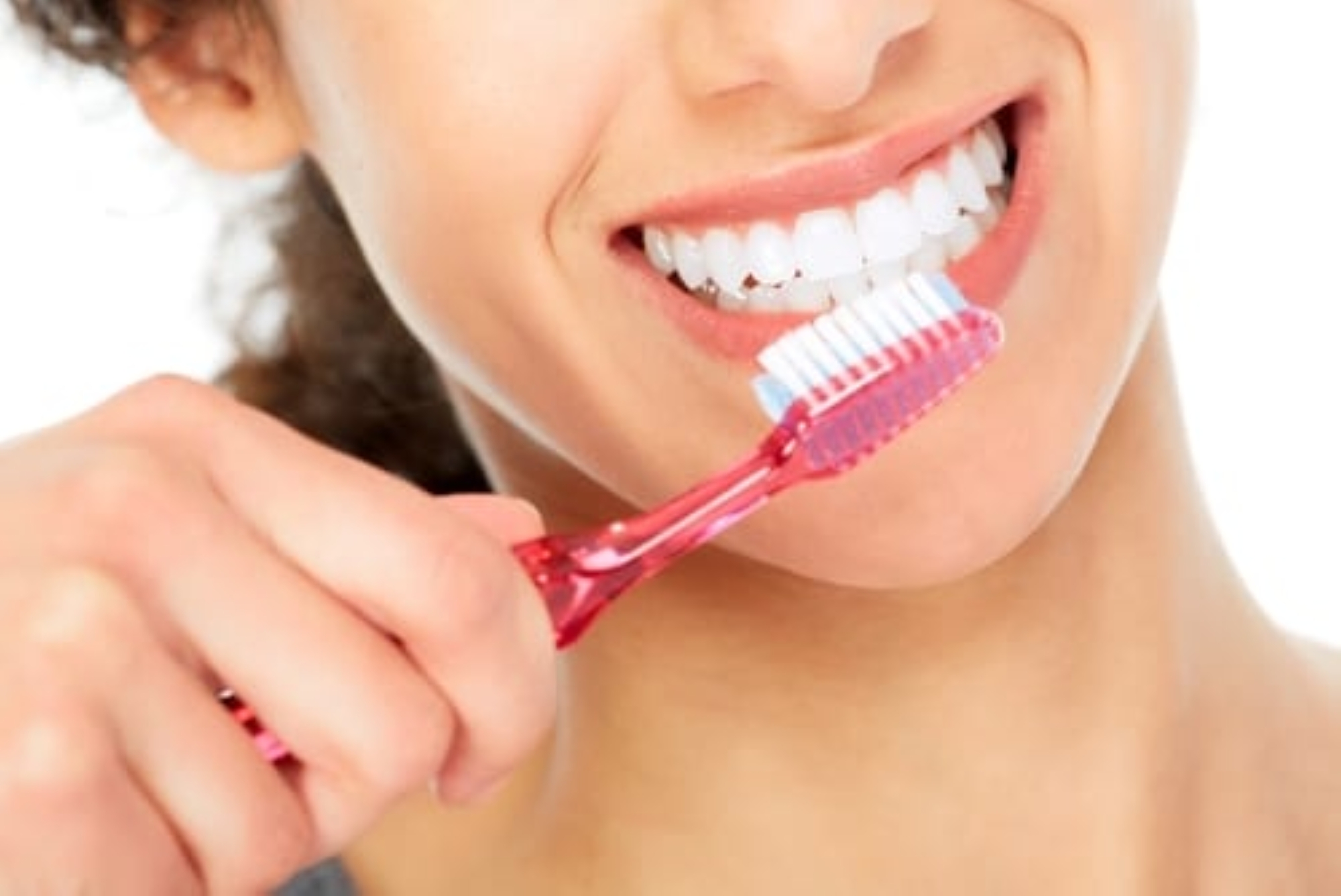 خبيرة تحذر من تنظيف الأسنان بعد الإفطار مباشرةً.. لماذا؟