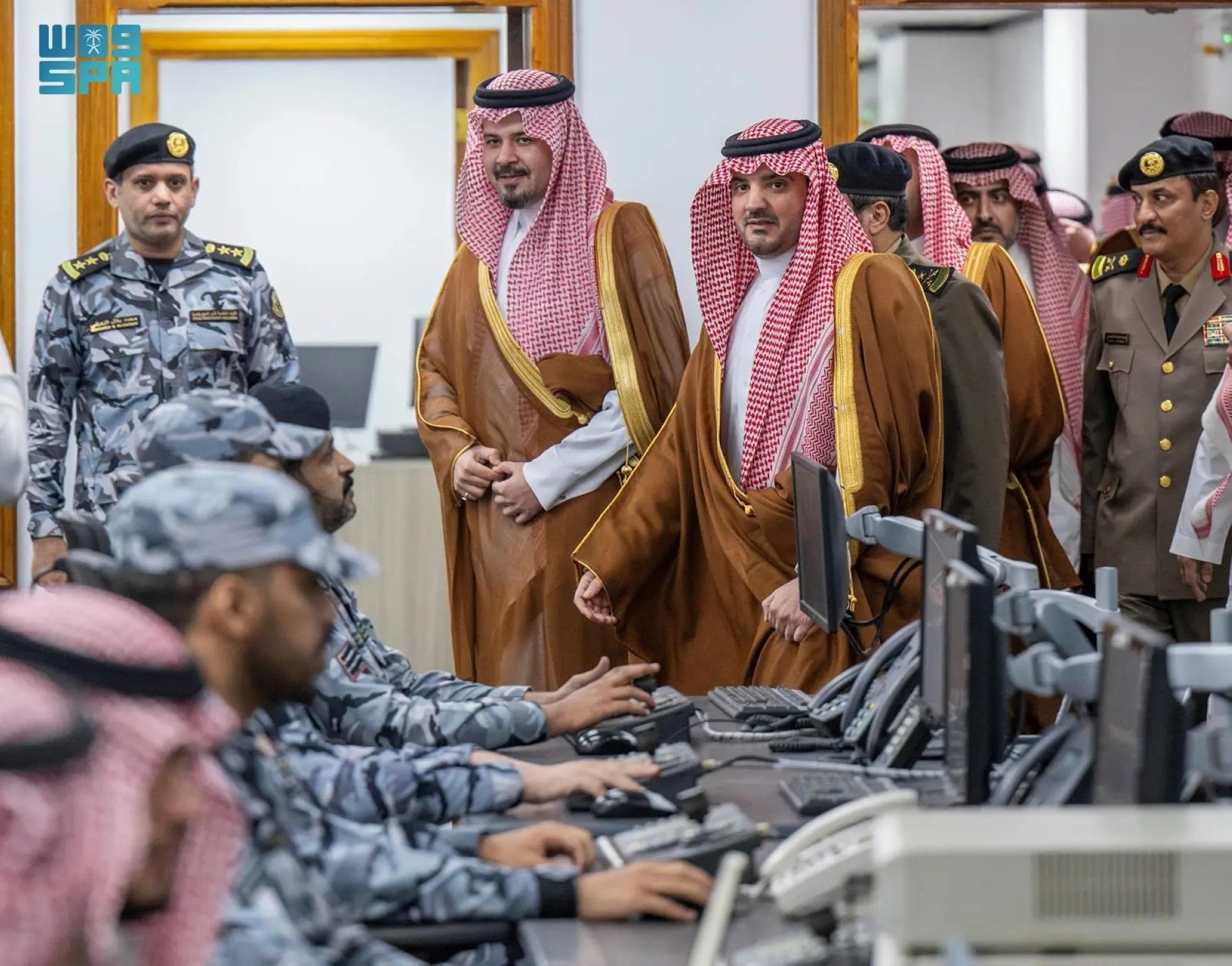 وزير الداخلية يزور المسجد النبوي ويتفقد مركز العمليات
