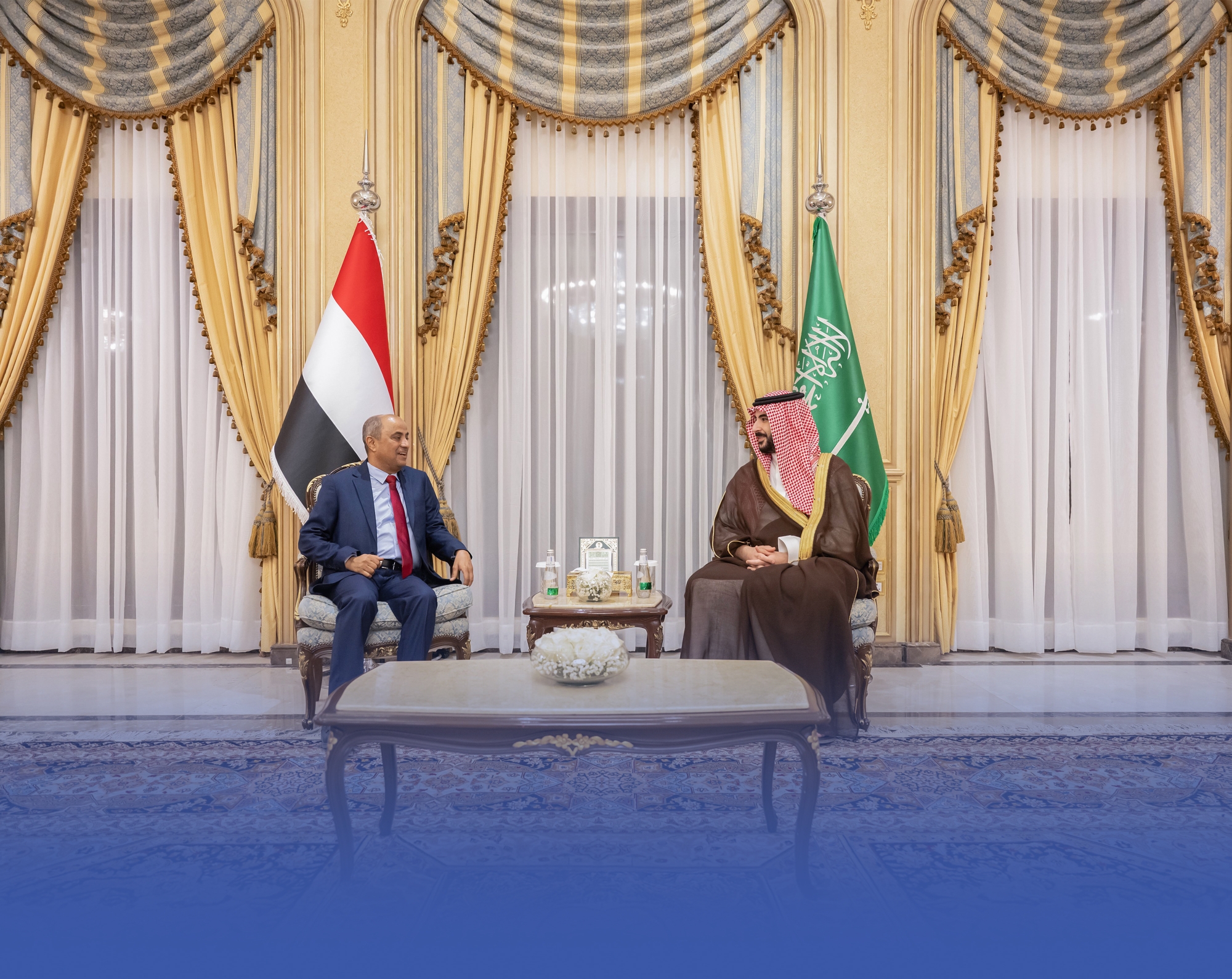 وزير الدفاع يبحث مع رئيس الوزراء اليمني المستجدات