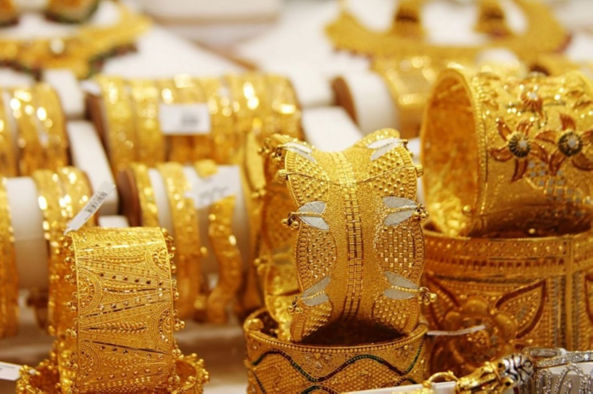 الذهب يتراجع 1.3% وسط ترقب للفائدة الأمريكية